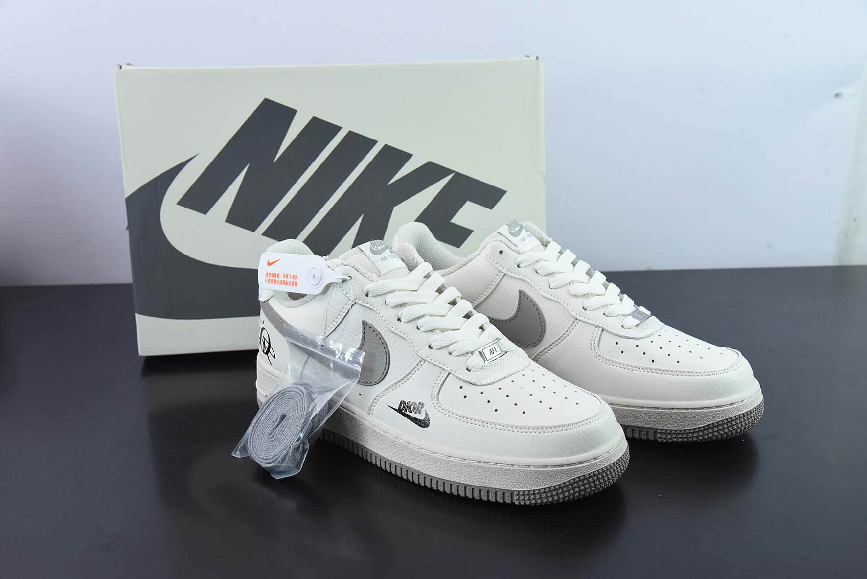 耐克Nike Air Force 1 '07 Low“钛金灰-迪奥联名”米白灰空军一号低帮休闲板鞋纯原版本 货号： BS6055-203