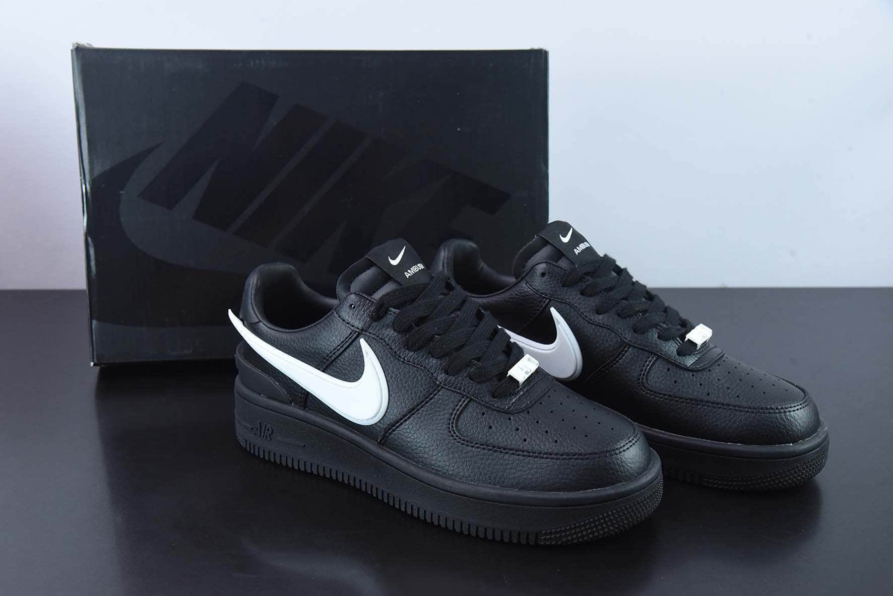 耐克Nike AMBUSH xNike Air Force1 Low联名款黑色白钩空军一号低帮休闲板鞋纯原版本 货号：DV3464-001
