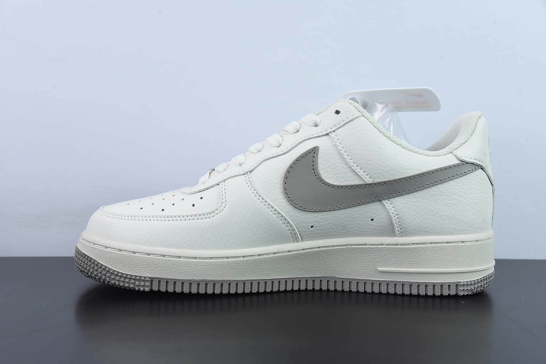 耐克Nike Air Force 1 '07 Low“钛金灰-迪奥联名”米白灰空军一号低帮休闲板鞋纯原版本 货号： BS6055-203