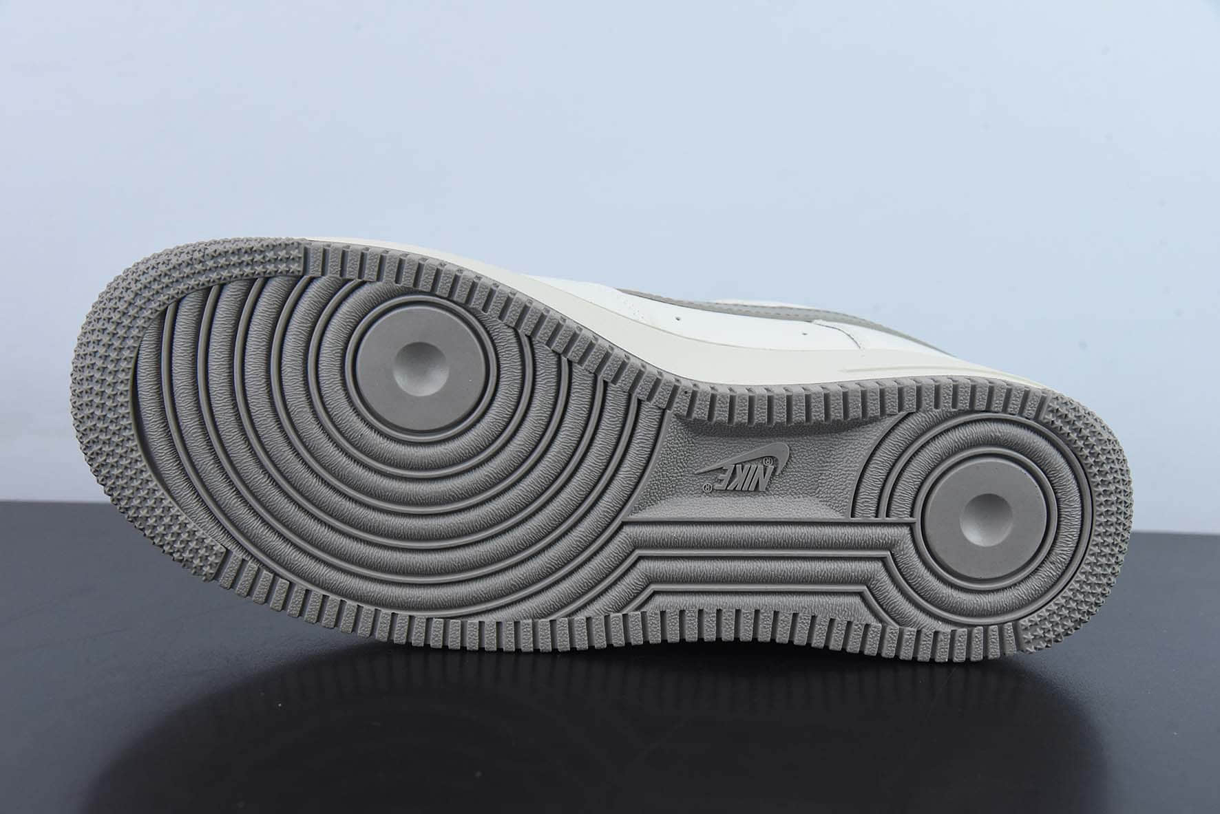 耐克Nike Air Force 1 '07 Low“钛金灰-迪奥联名”米白灰空军一号低帮休闲板鞋纯原版本 货号： BS6055-203