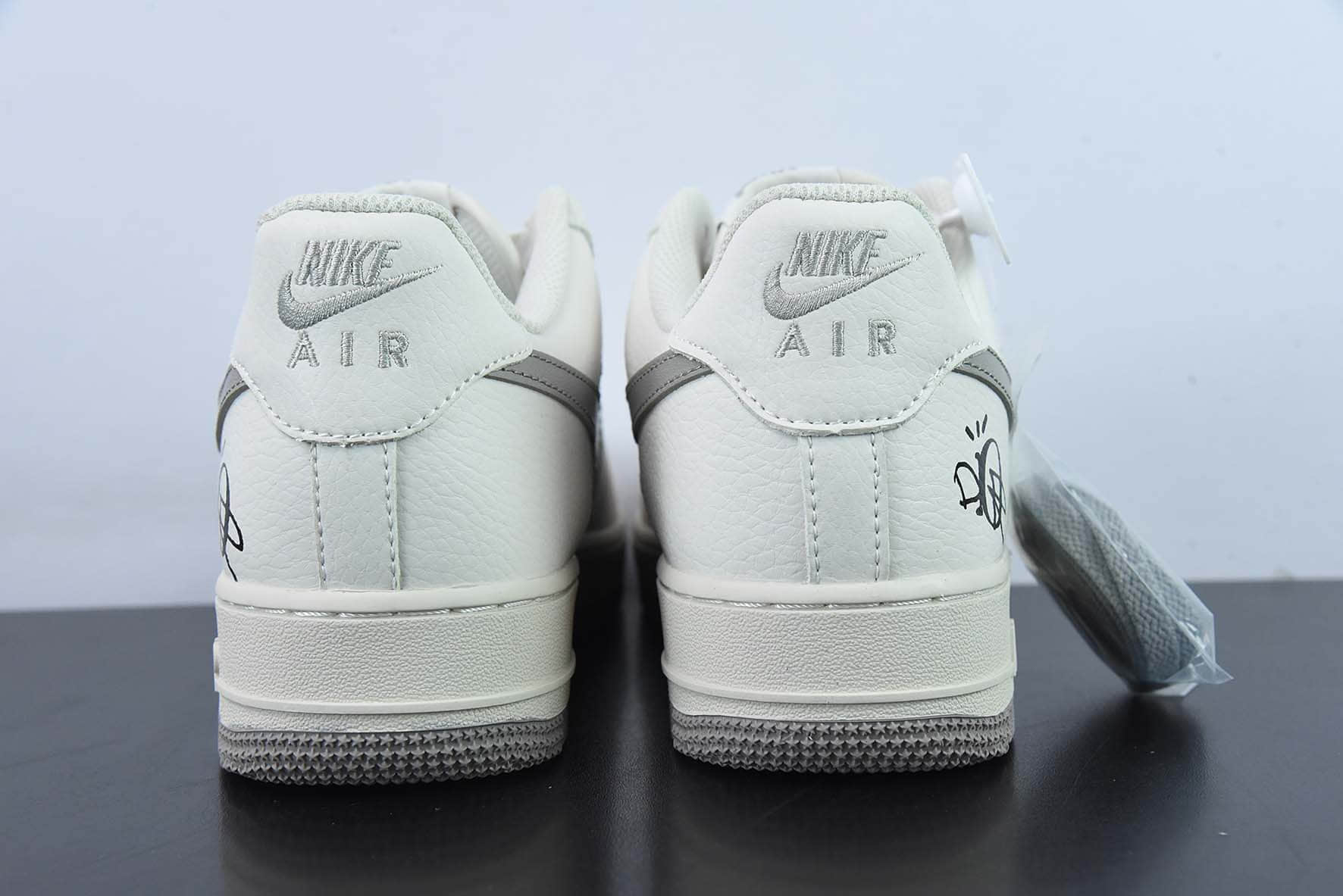 耐克Nike Air Force 1 '07 Low“钛金灰-迪奥联名”米白灰空军一号低帮休闲板鞋纯原版本 货号： BS6055-203