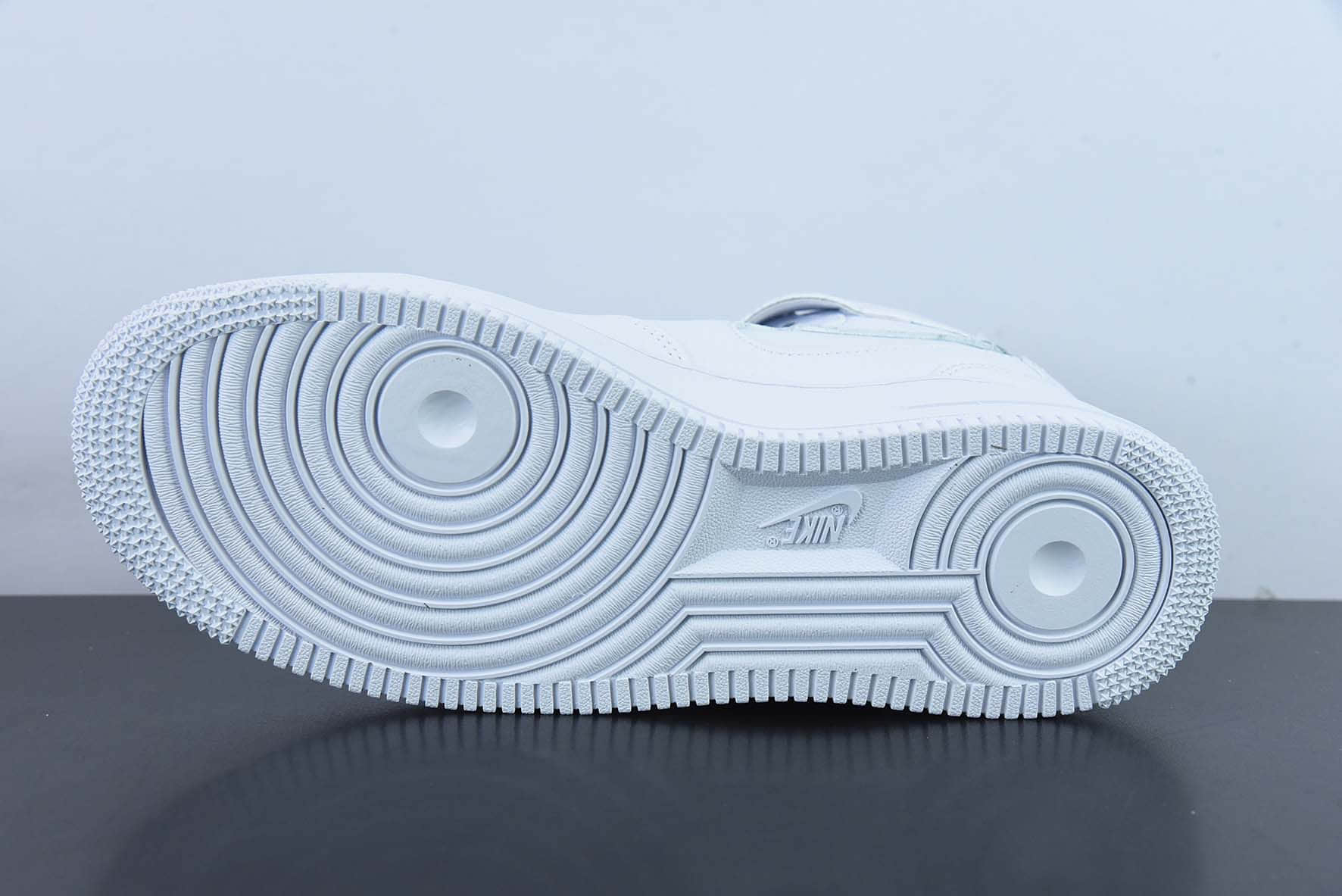 耐克Nike Air Force 1 MID Premium 皮革白小黑钩子3M钩空军一号中帮帮休闲板鞋纯原版本 货号：CU3088-606