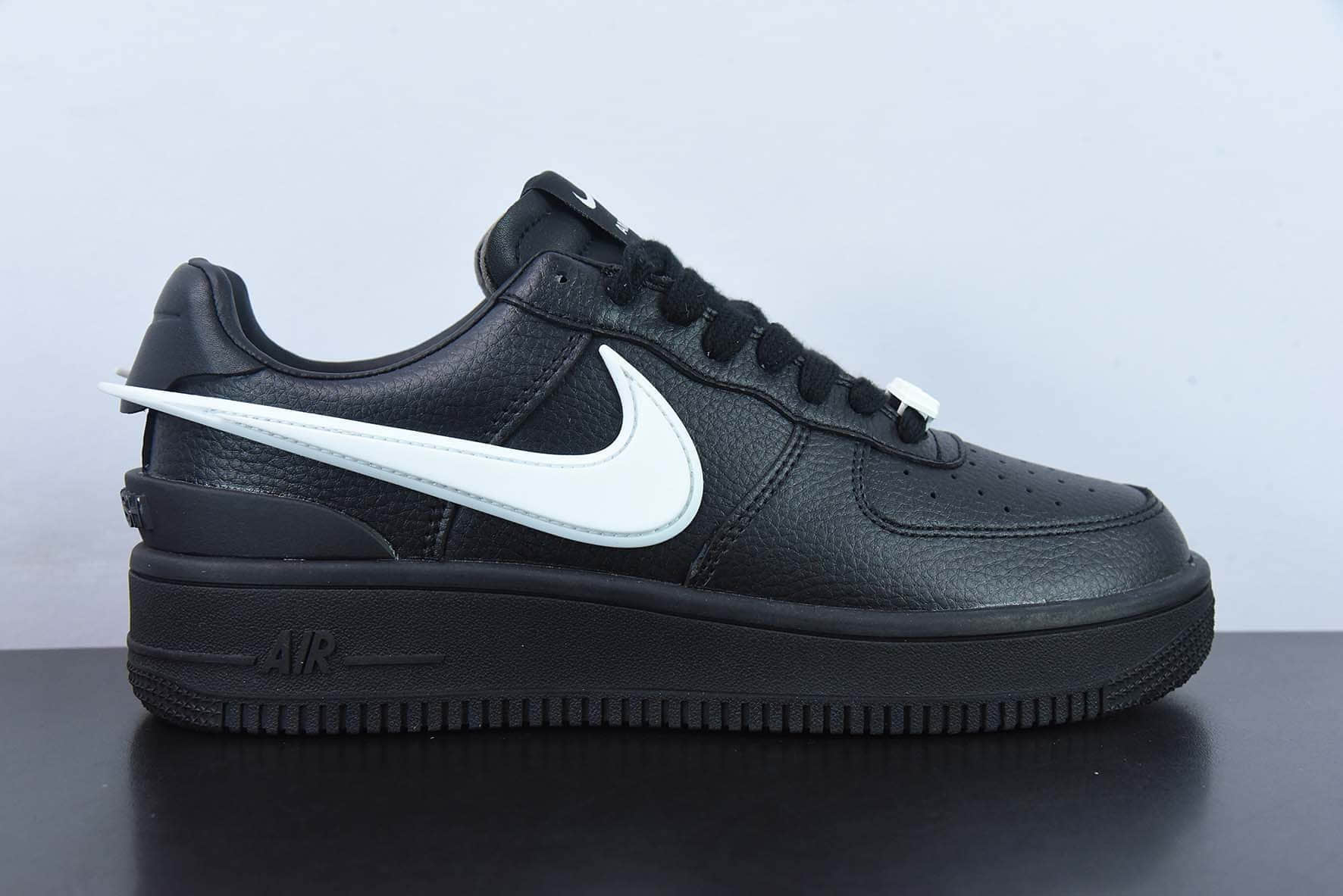 耐克Nike AMBUSH xNike Air Force1 Low联名款黑色白钩空军一号低帮休闲板鞋纯原版本 货号：DV3464-001