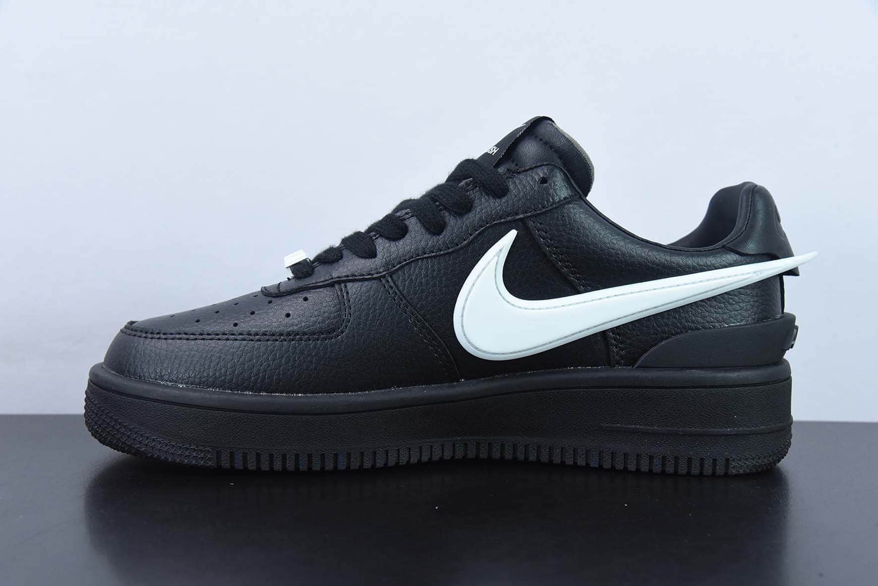 耐克Nike AMBUSH xNike Air Force1 Low联名款黑色白钩空军一号低帮休闲板鞋纯原版本 货号：DV3464-001
