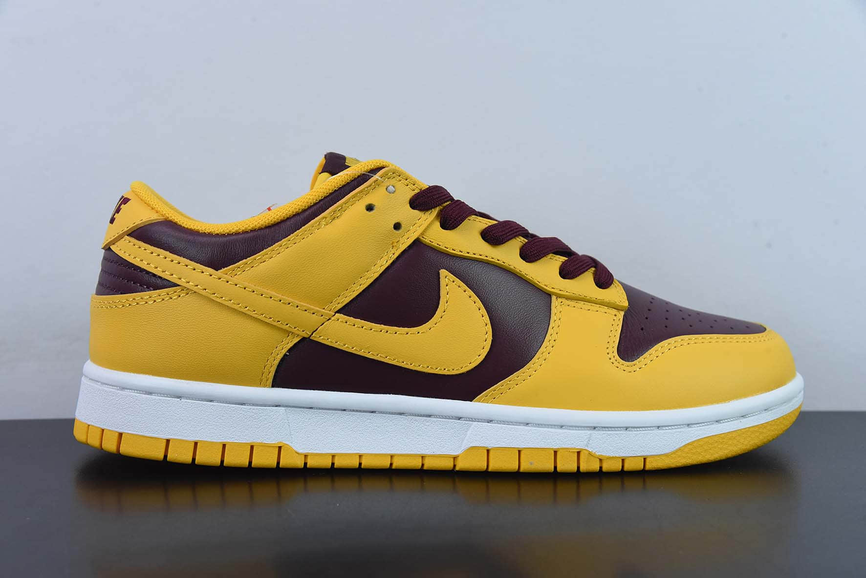 耐克Nike Dunk Low “Arizona State” 亚利桑那州大学联名黄酒红低帮休闲滑板鞋纯原版本 货号：DD1391-702