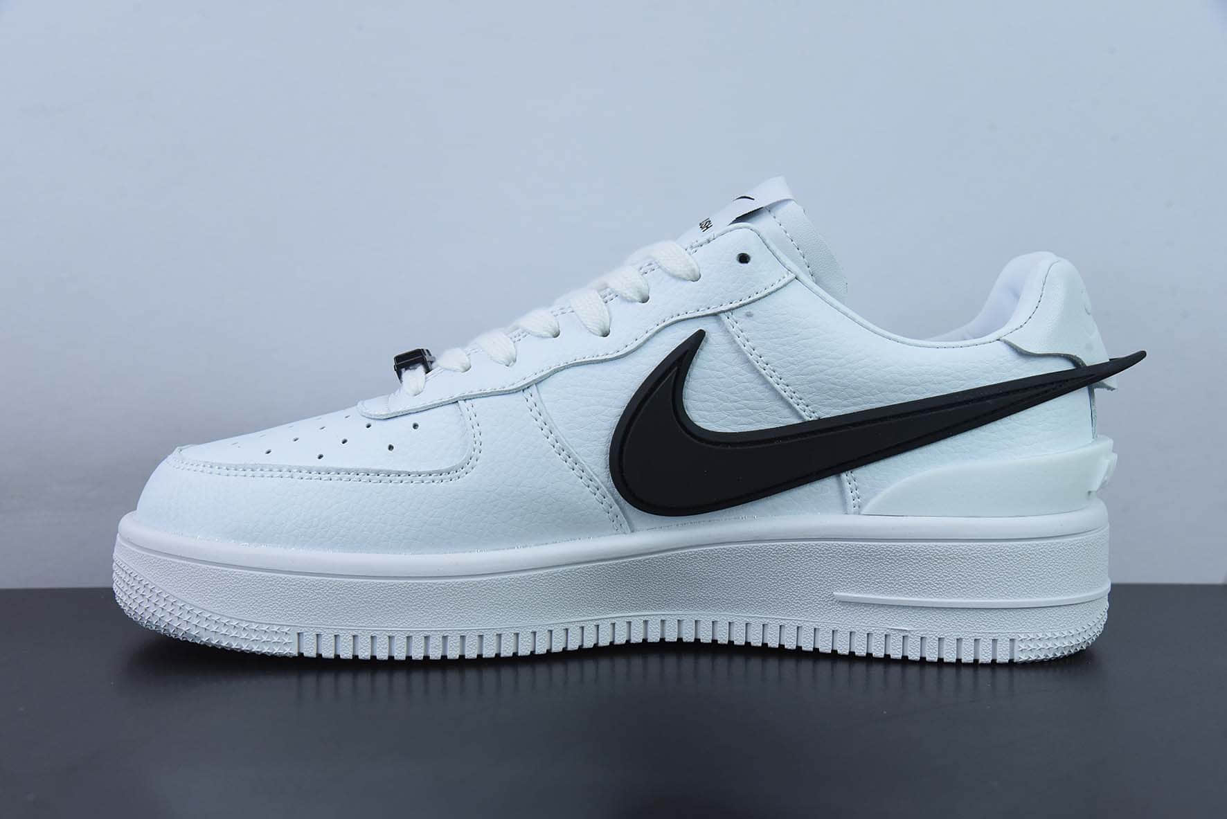 耐克Nike AMBUSH xNike Air Force1 Low联名款白色黑钩空军一号低帮休闲板鞋纯原版本 货号：DV3464-002