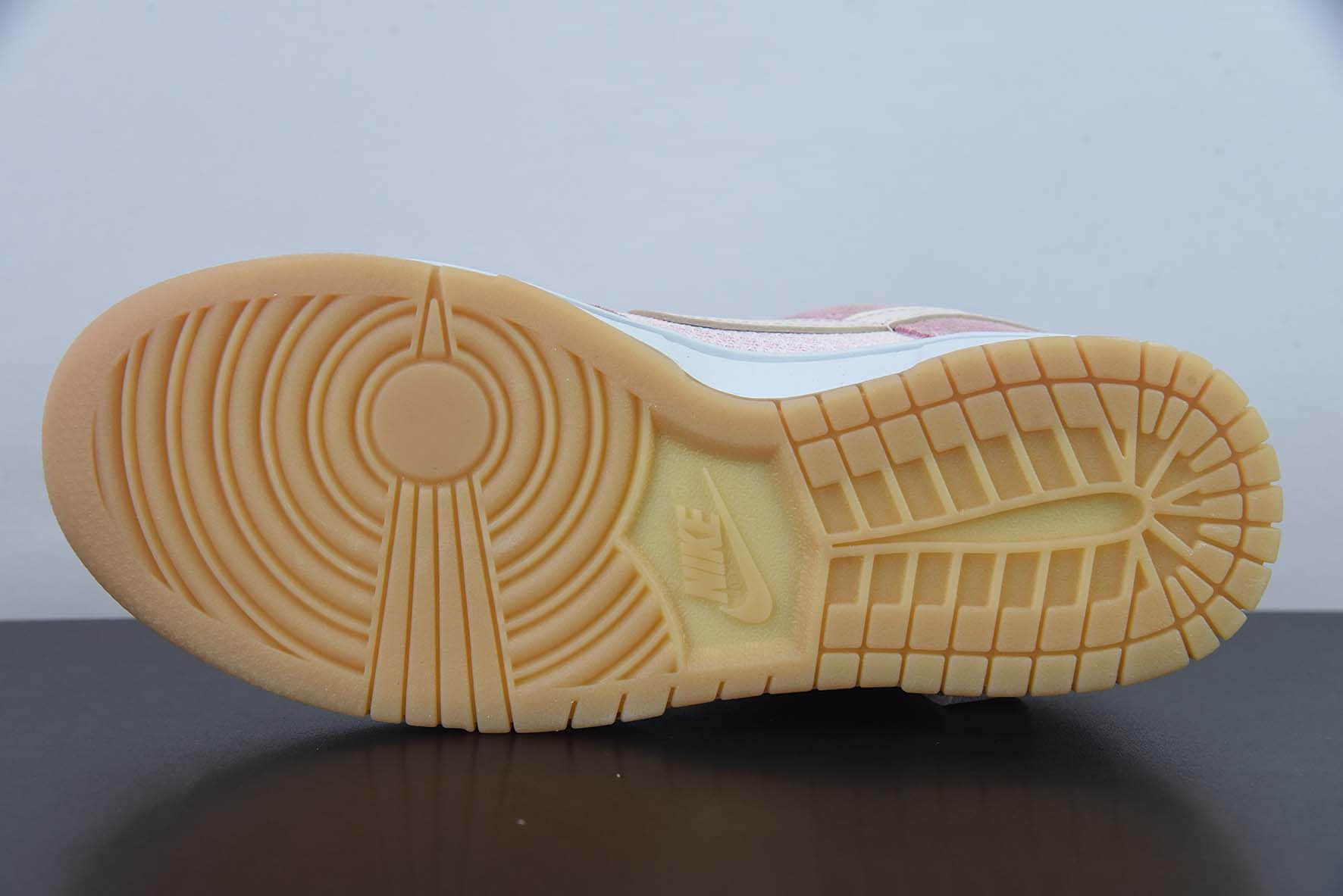 耐克Nike SB Dunk LowTeddy Bear毛呢白粉小熊扣篮系列低帮休闲运动滑板板鞋纯原版本 货号：DZ5318-640
