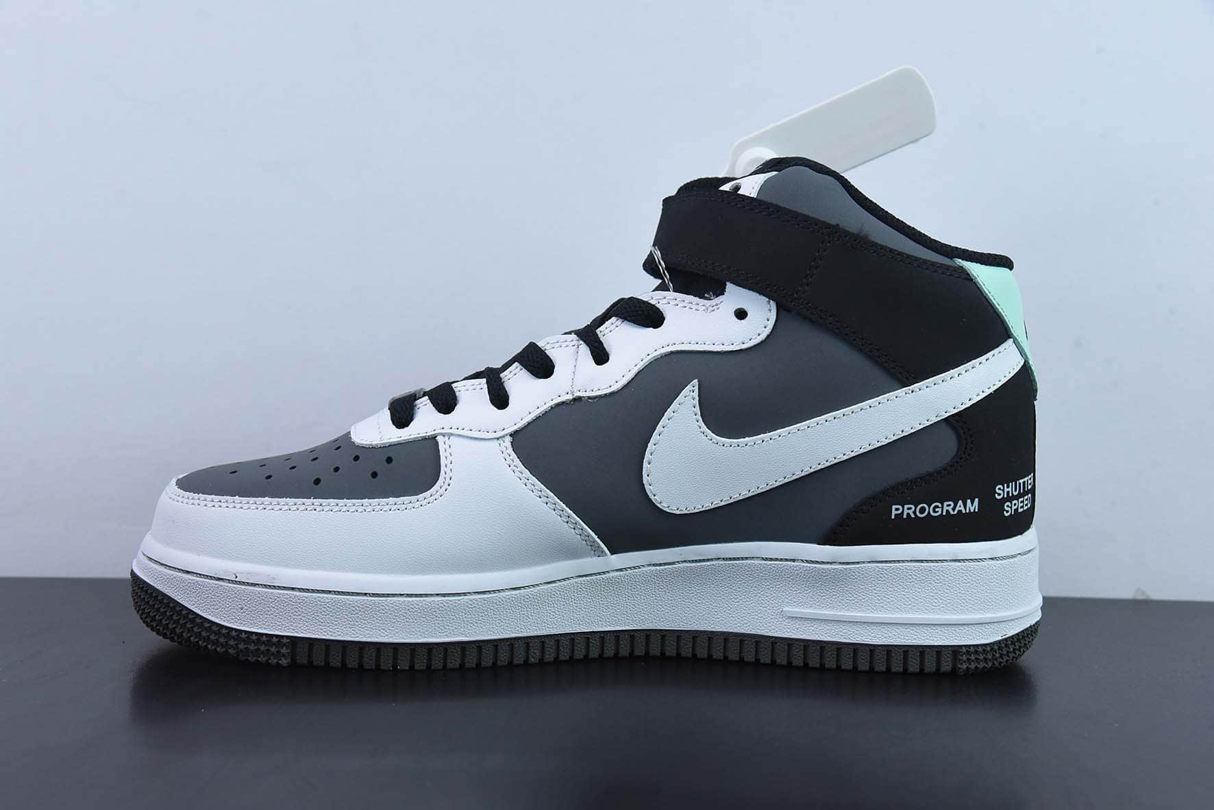 耐克Nike Air Force 1'07 Mid Camcorder 黑白灰摄影机空军一号中帮休闲板鞋纯原版本 货号：CN6863-502