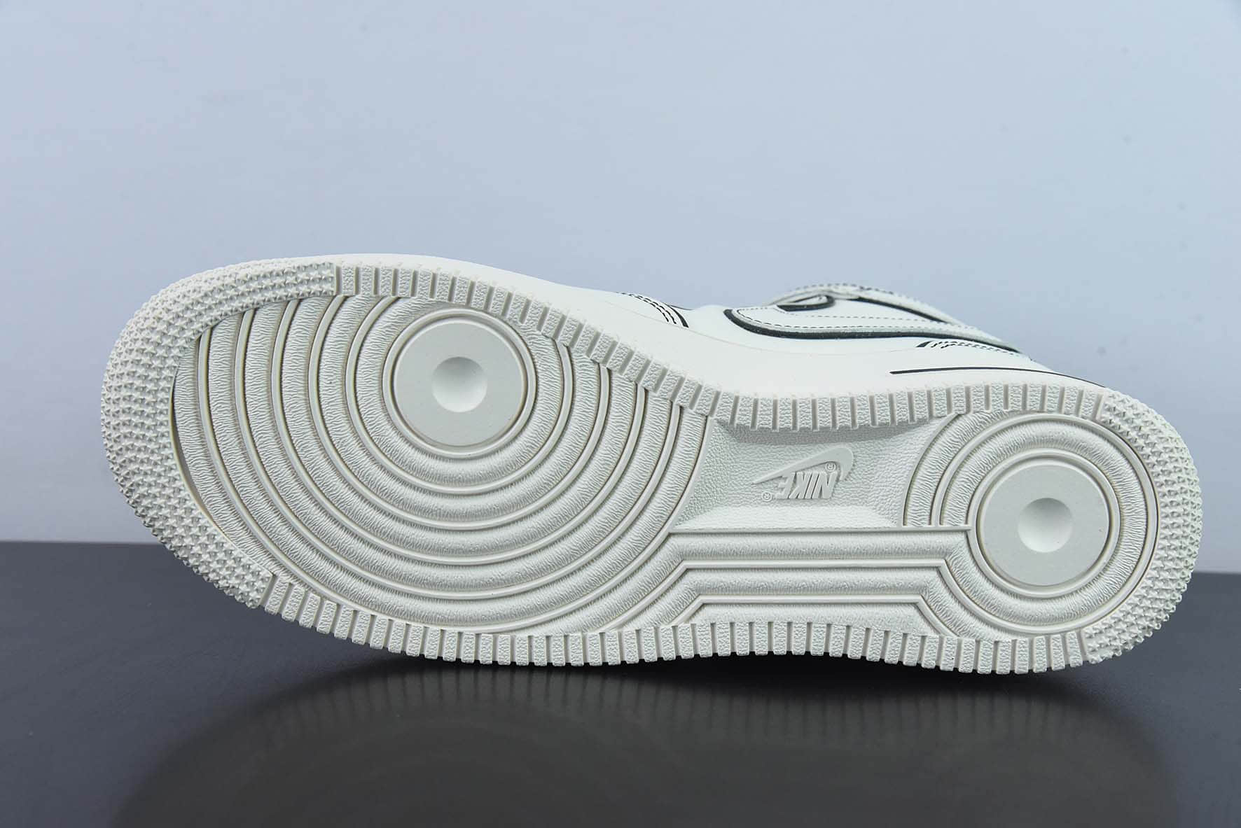 耐克Nike Air Force 1'07 Mid 镭射米白3M反光空军一号中帮休闲运动板鞋纯原版本 货号：AQ2898-008