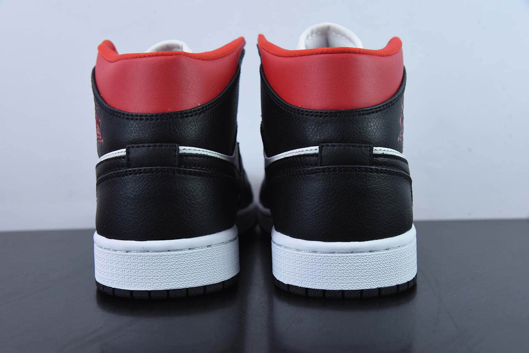 乔丹Air Jordan 1 Mid AJ1 乔1禁止转卖黑白红中帮篮球鞋纯原版本 货号：BQ6472-061