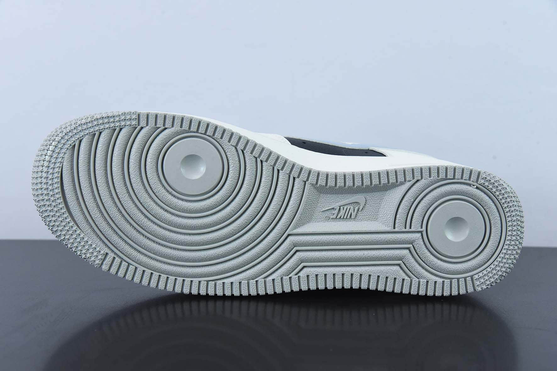 耐克Nike Air Force 1 '07 Low QSSail WhiteBlack Mini Swoosh皮革米白雾霾灰黑小钩空军一号低帮休闲板鞋纯原版本 货号：FB1839-888