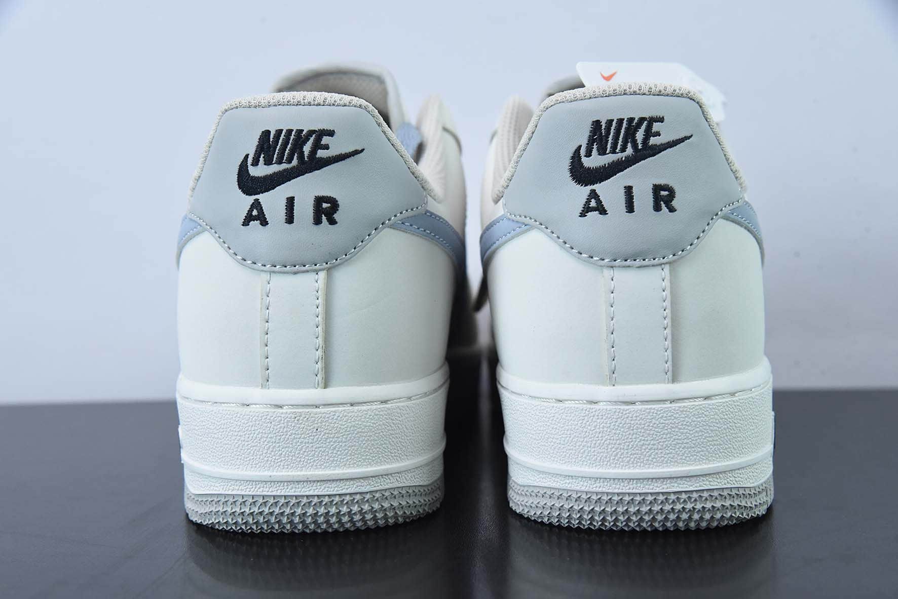 耐克Nike Air Force 1 '07 Low QSSail WhiteBlack Mini Swoosh皮革米白雾霾灰黑小钩空军一号低帮休闲板鞋纯原版本 货号：FB1839-888