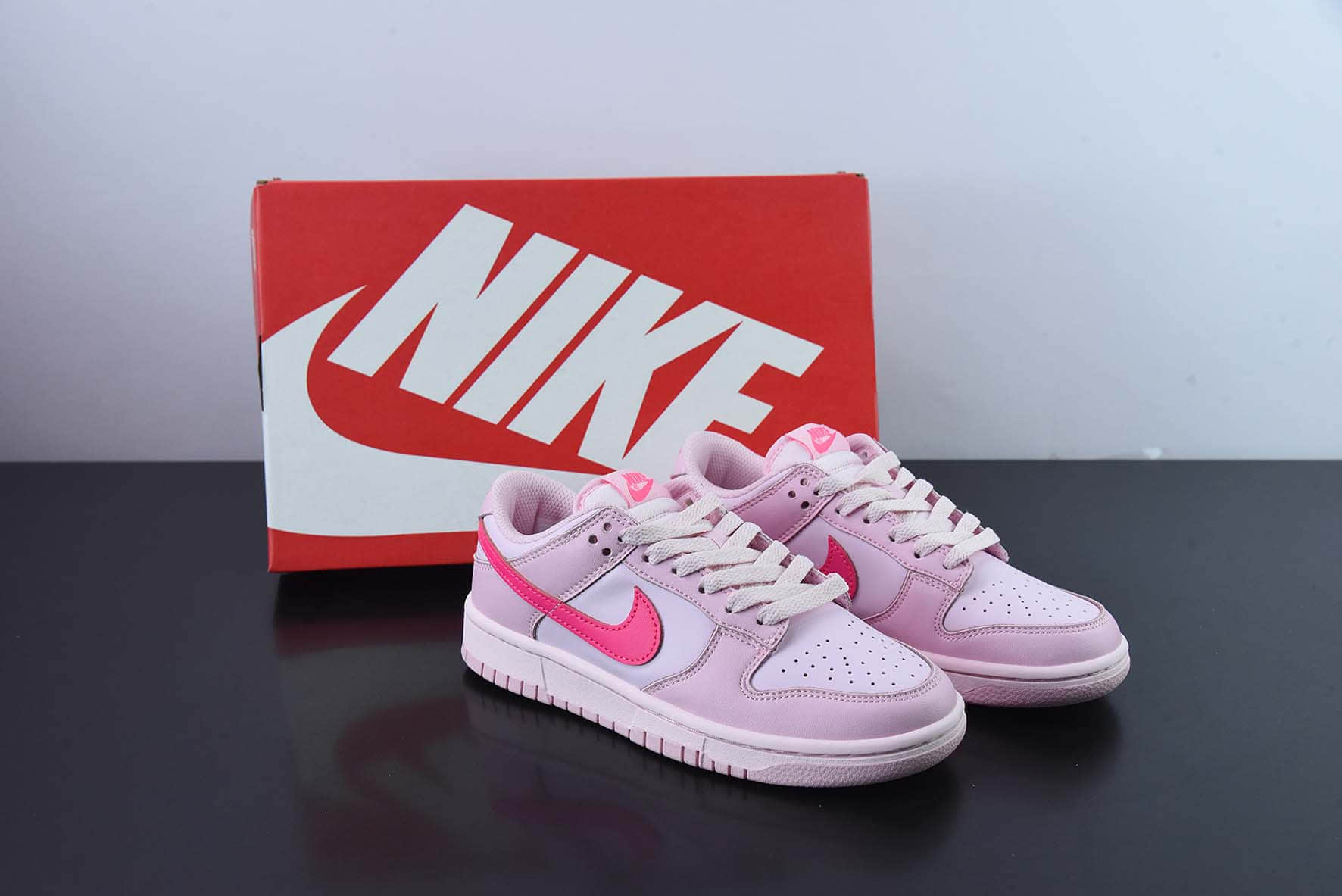 耐克Nike SB Dunk Low GSTriple Pink芭比荧光粉扣篮系列低帮休闲运动滑板板鞋纯原版本 货号：DH9765-600