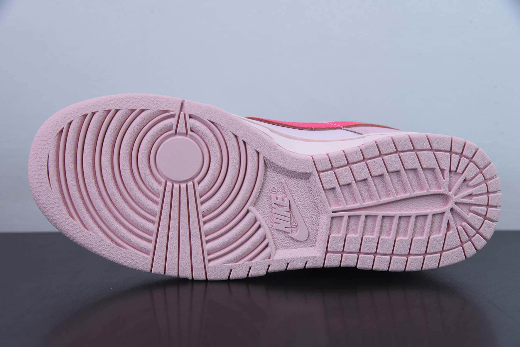 耐克Nike SB Dunk Low GSTriple Pink芭比荧光粉扣篮系列低帮休闲运动滑板板鞋纯原版本 货号：DH9765-600