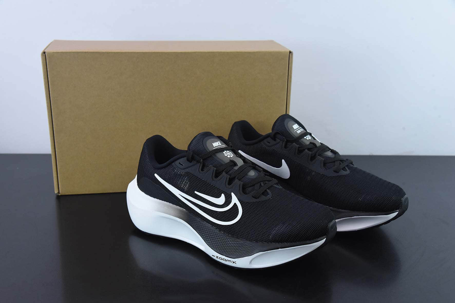 耐克Nike Zoom Fly 5WhiteBlackRoyal Blue飞行5代马拉松系列黑白低帮透气休闲运动慢跑鞋纯原版本 货号：DM8974-001