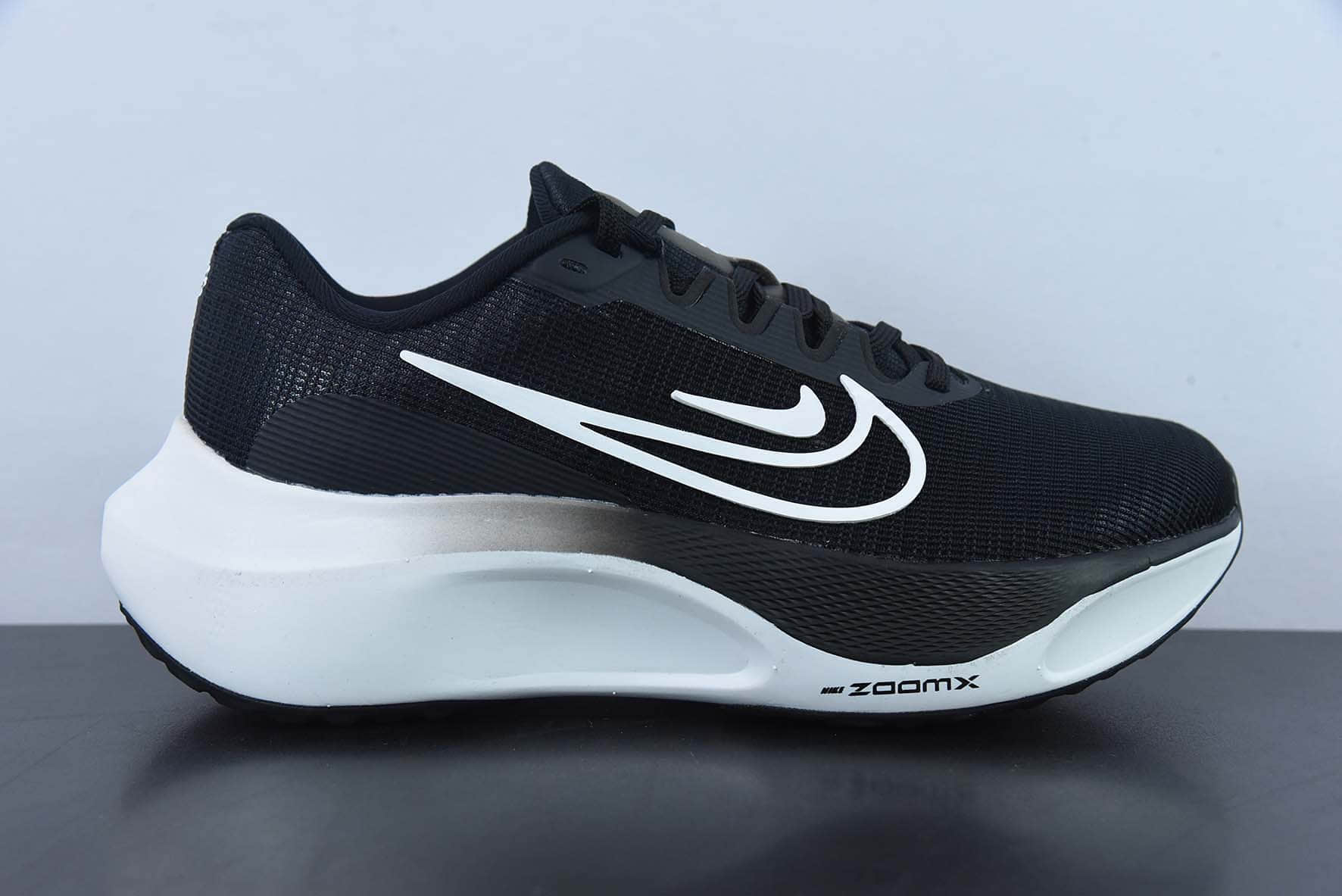 耐克Nike Zoom Fly 5WhiteBlackRoyal Blue飞行5代马拉松系列黑白低帮透气休闲运动慢跑鞋纯原版本 货号：DM8974-001