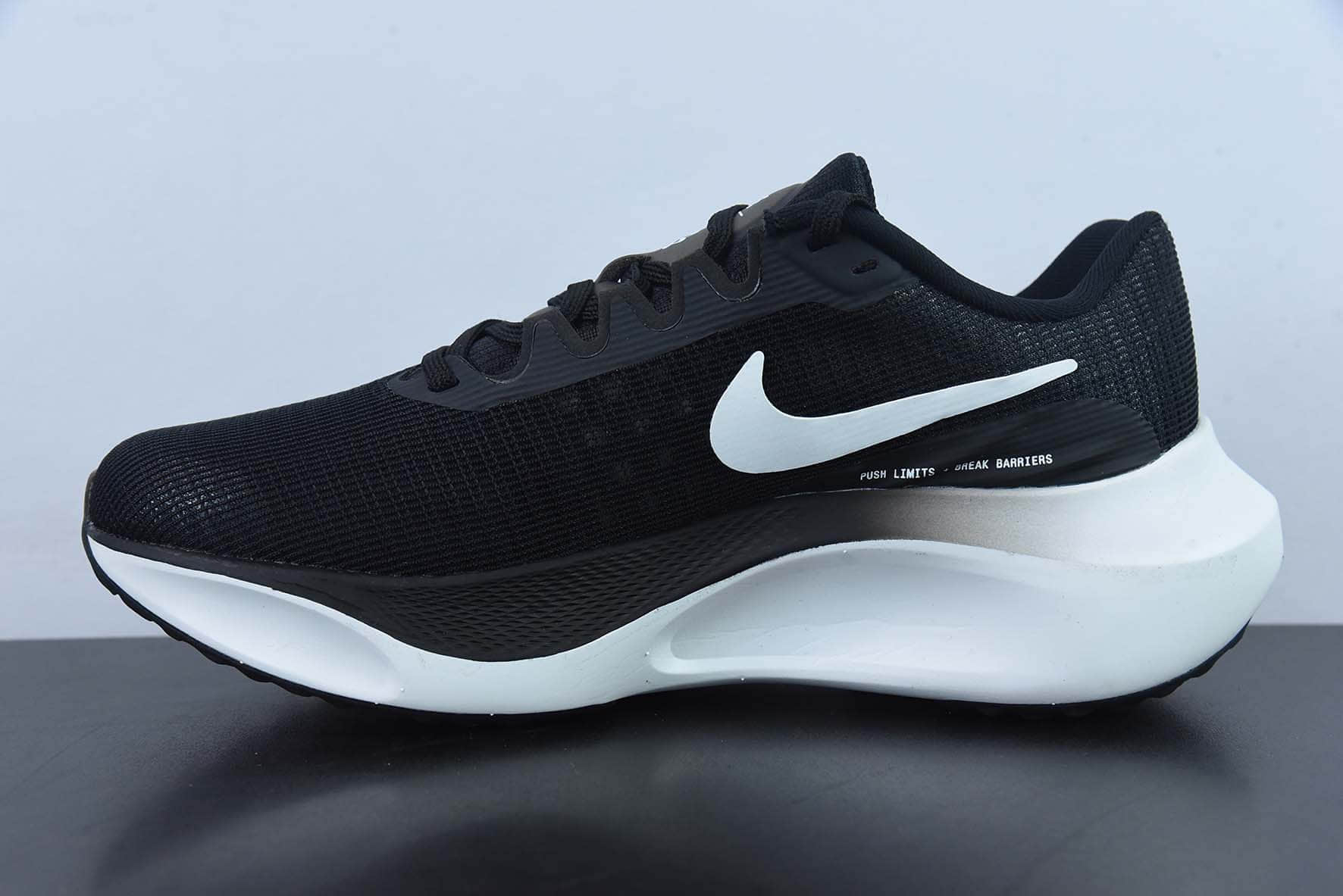 耐克Nike Zoom Fly 5WhiteBlackRoyal Blue飞行5代马拉松系列黑白低帮透气休闲运动慢跑鞋纯原版本 货号：DM8974-001