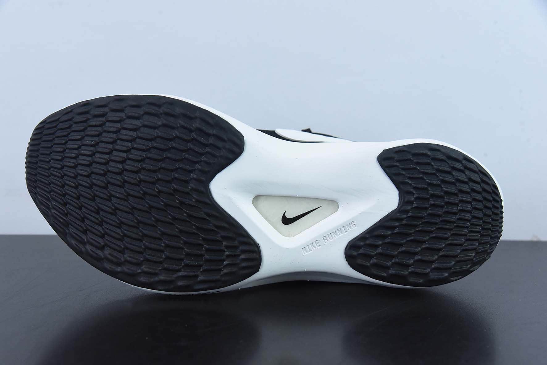 耐克Nike Zoom Fly 5WhiteBlackRoyal Blue飞行5代马拉松系列黑白低帮透气休闲运动慢跑鞋纯原版本 货号：DM8974-001