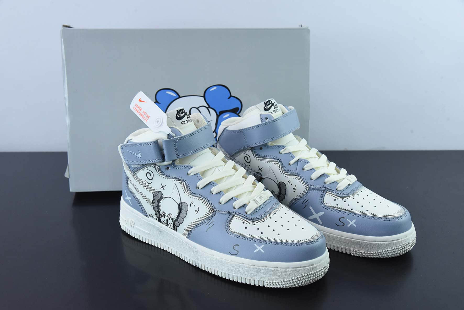 耐克Nike Air Force 1 AF1 白蓝KAWS联名款涂鸦芝麻街公仔空军一号中帮休闲板鞋纯原版本 货号：CW2308-211