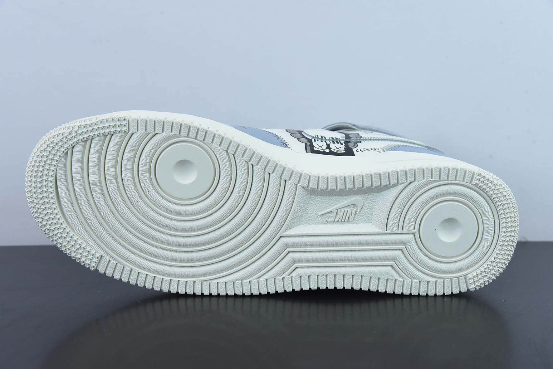 耐克Nike Air Force 1 AF1 白蓝KAWS联名款涂鸦芝麻街公仔空军一号中帮休闲板鞋纯原版本 货号：CW2308-211