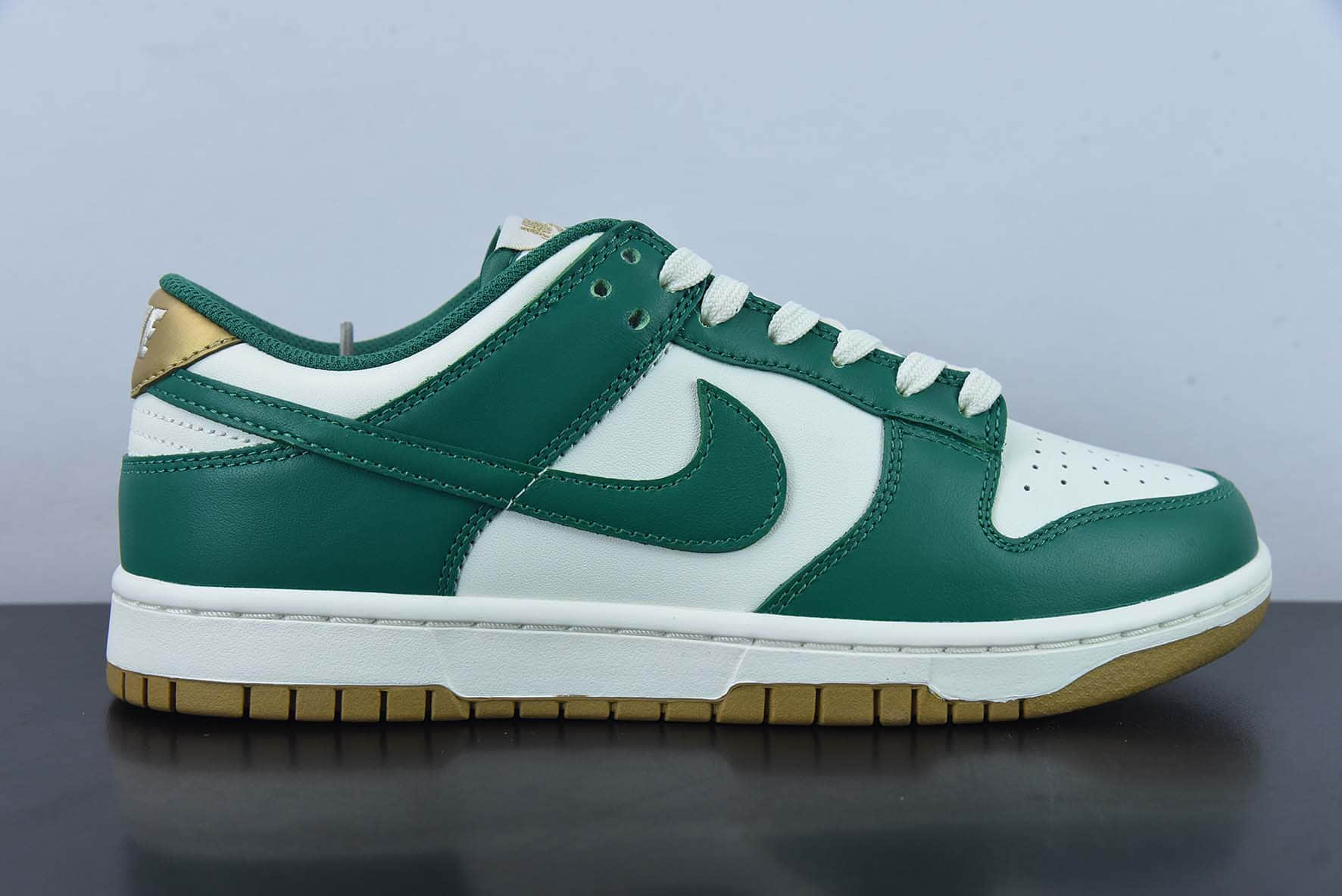 耐克Nike SB Dunk Low Green and Gold 白绿金配色SB低帮休闲滑板鞋纯原版本 货号：FB7173-131