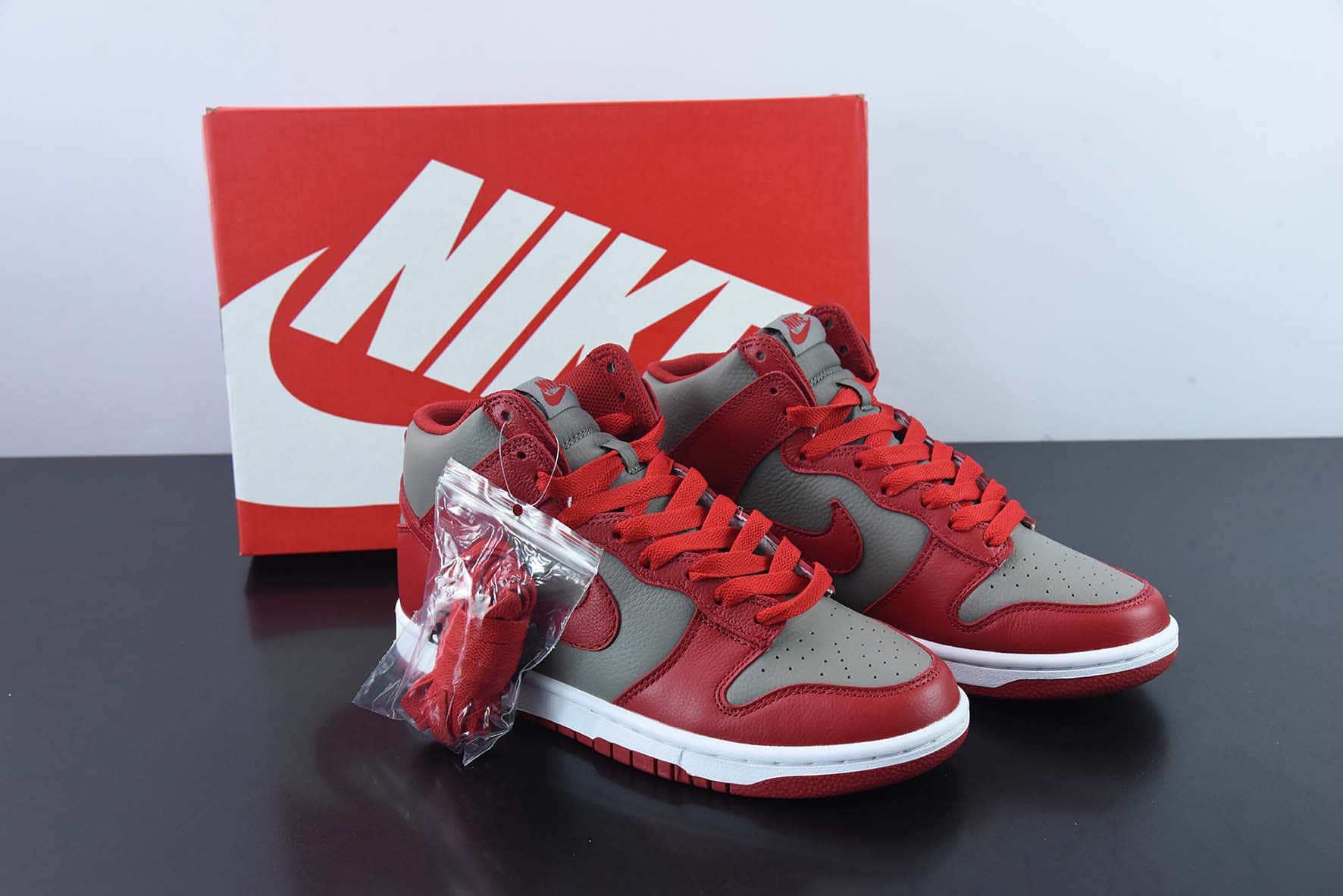 耐克Nike Dunk High UNLV 俄亥俄州立大学联名灰红高帮板鞋纯原版本 货号：850477-001