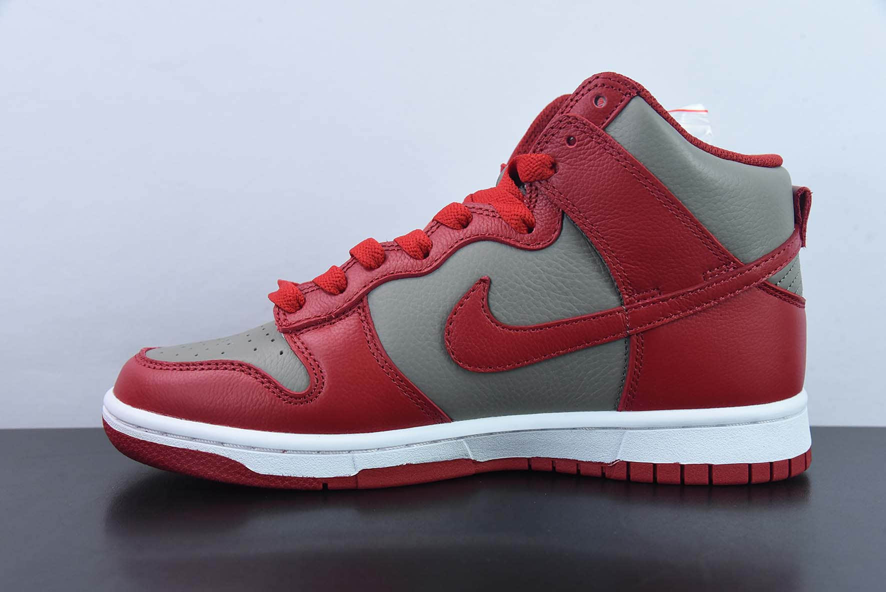 耐克Nike Dunk High UNLV 俄亥俄州立大学联名灰红高帮板鞋纯原版本 货号：850477-001