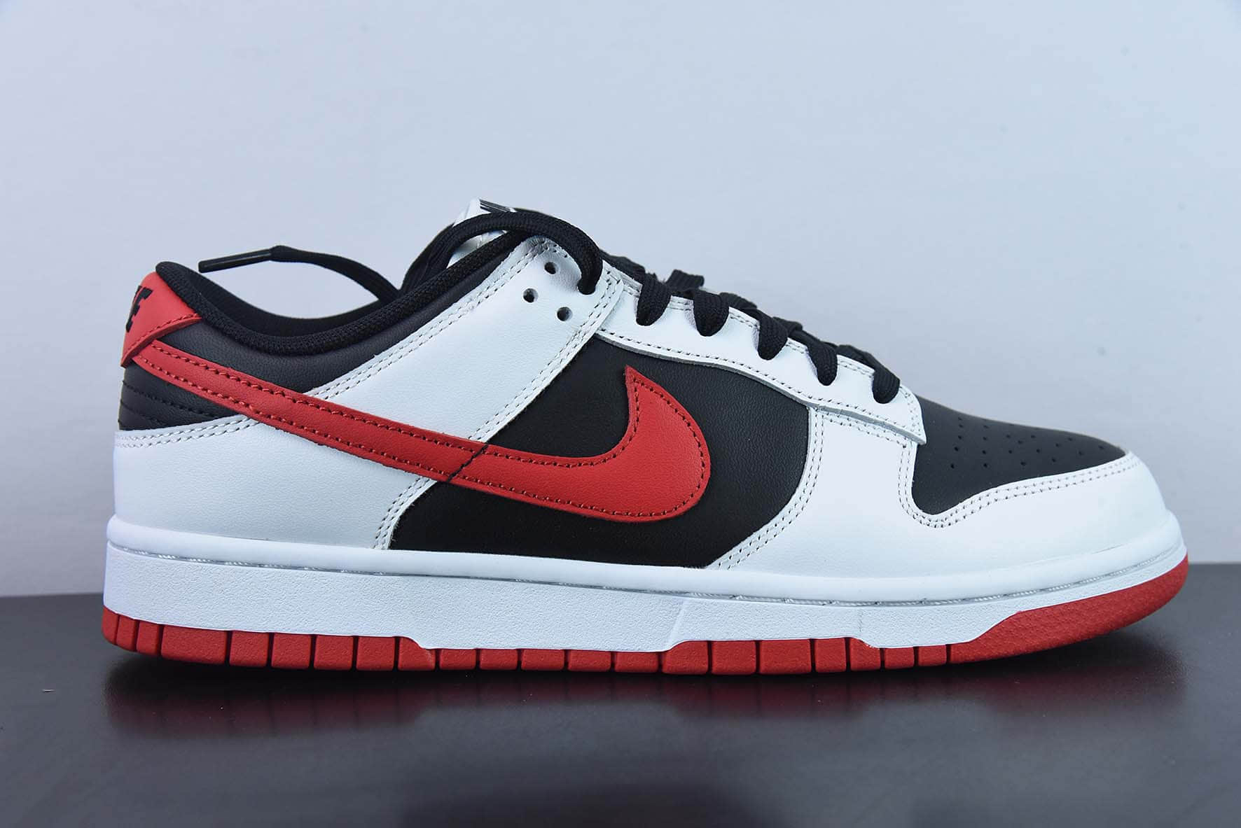 耐克Nike SB Dunk Low 白黑红SB低帮休闲滑板鞋纯原版本 货号：FD9762-061