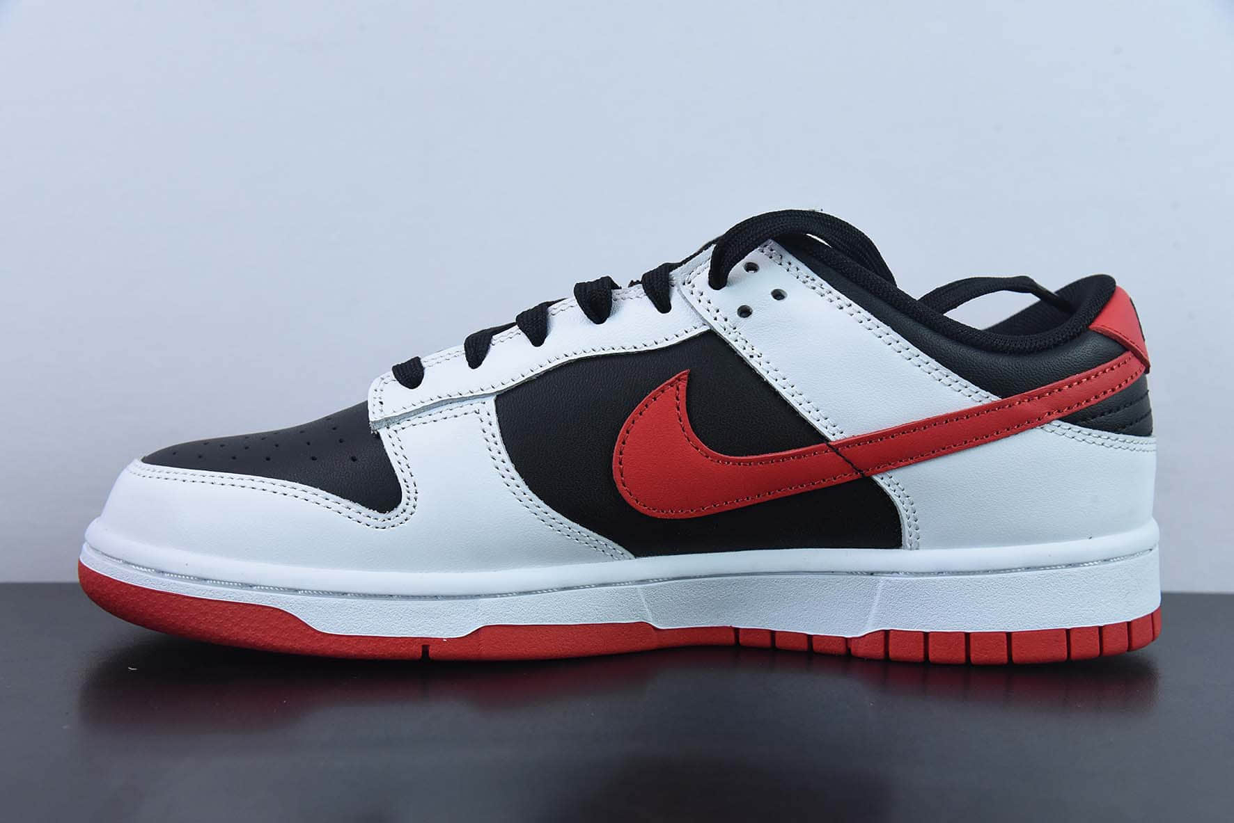 耐克Nike SB Dunk Low 白黑红SB低帮休闲滑板鞋纯原版本 货号：FD9762-061