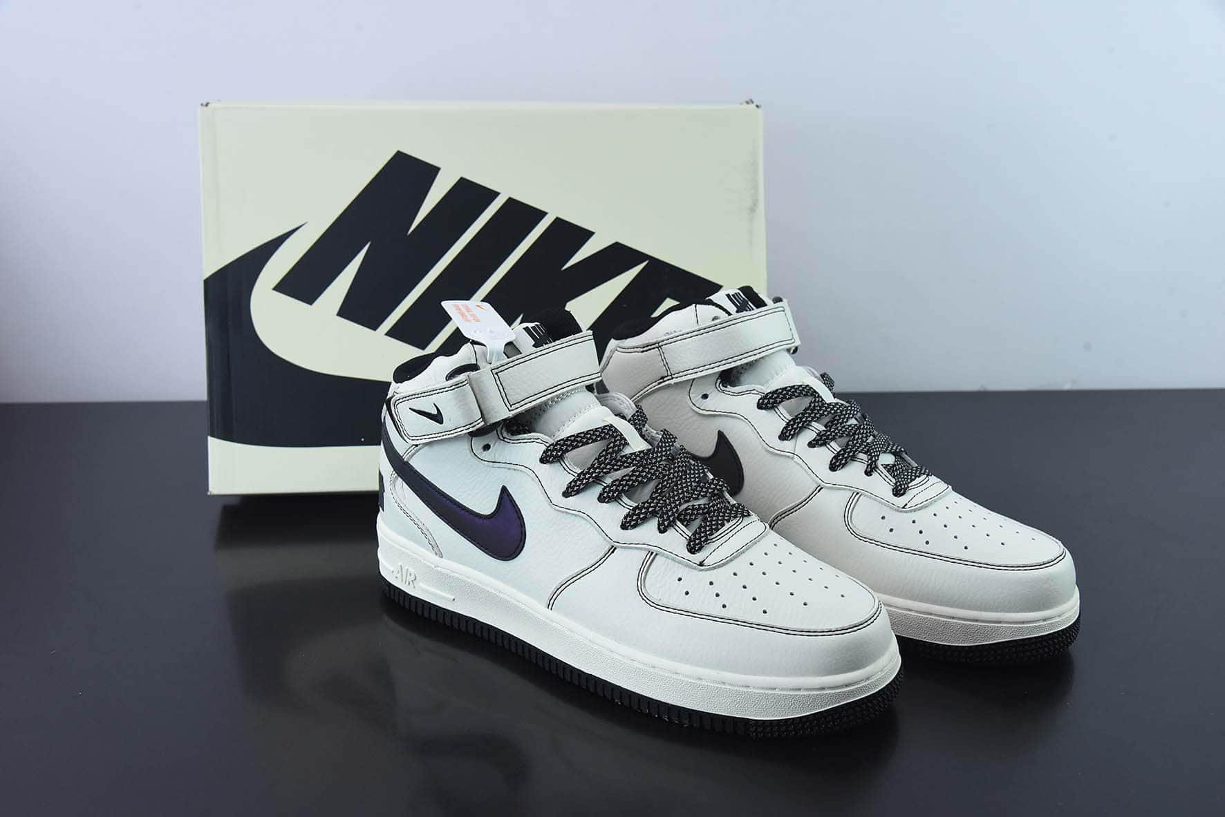 耐克Nike Undefeated x Nike Air Force 1 Mid洛杉矶潮牌店限量发售夜魔侠空军一号中帮休闲板鞋纯原版本 货号：CJ6690-100