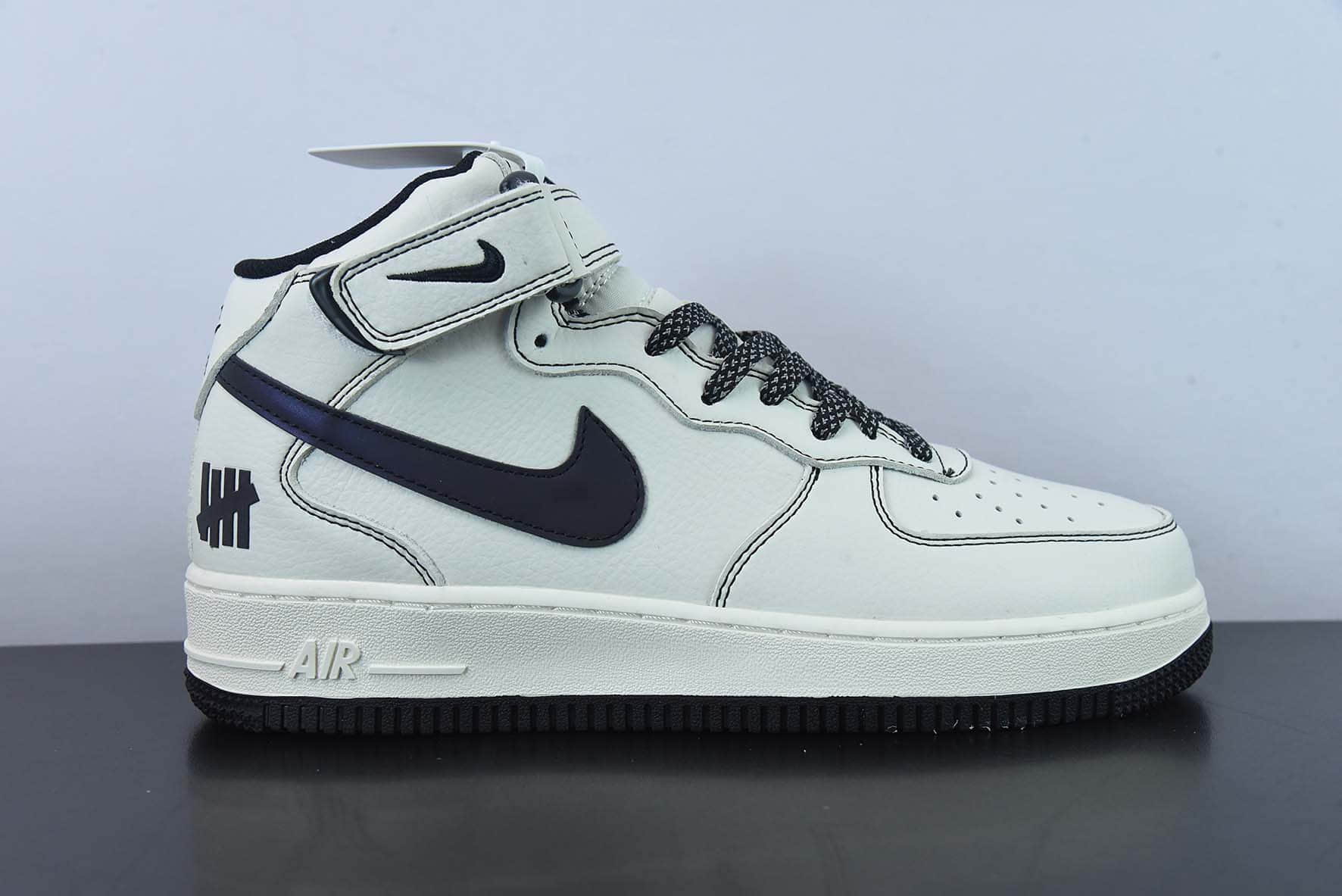 耐克Nike Undefeated x Nike Air Force 1 Mid洛杉矶潮牌店限量发售夜魔侠空军一号中帮休闲板鞋纯原版本 货号：CJ6690-100