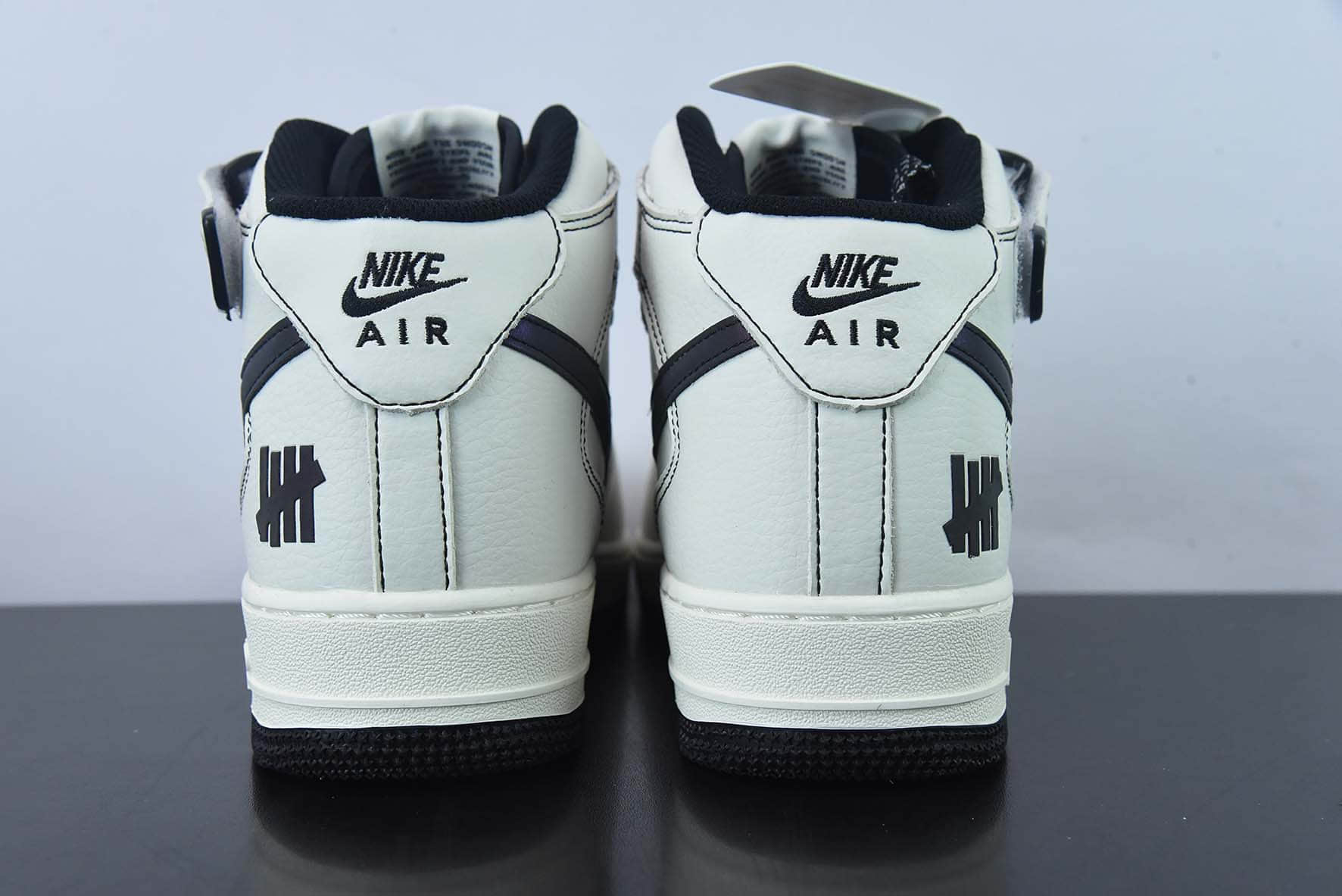 耐克Nike Undefeated x Nike Air Force 1 Mid洛杉矶潮牌店限量发售夜魔侠空军一号中帮休闲板鞋纯原版本 货号：CJ6690-100