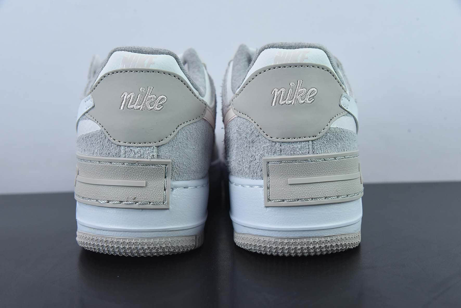 耐克Nike WMNS Air Force 1 Shadow灰粉麂皮全新少女系解构主义设计空军一号马卡龙低帮休闲板鞋纯原版本 货号：FB7172-111