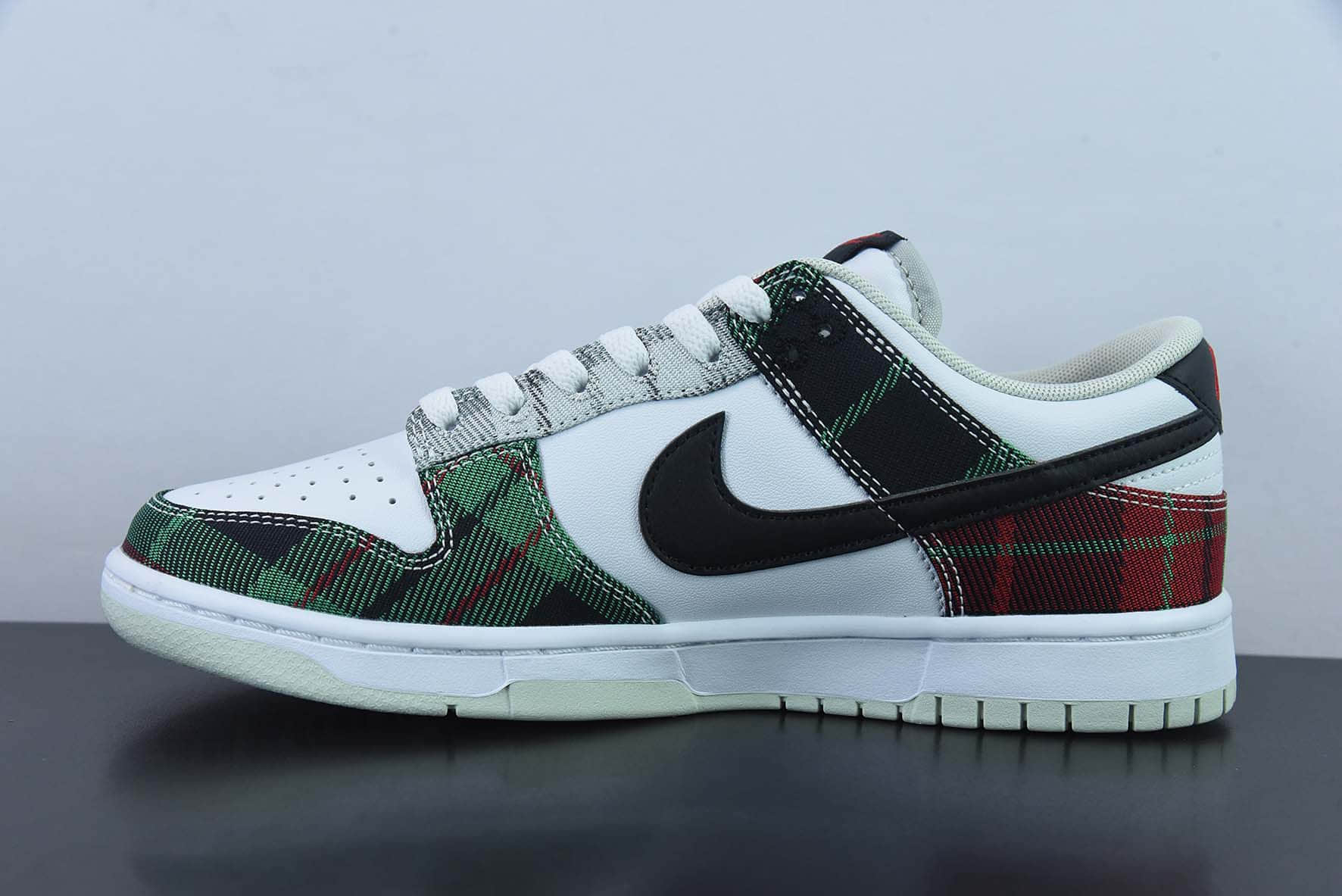 耐克Nike SB Dunk LowPlaid白绿红黑苏格兰格子扣篮系列低帮休闲运动滑板板鞋纯原版本 货号：DV0827-100