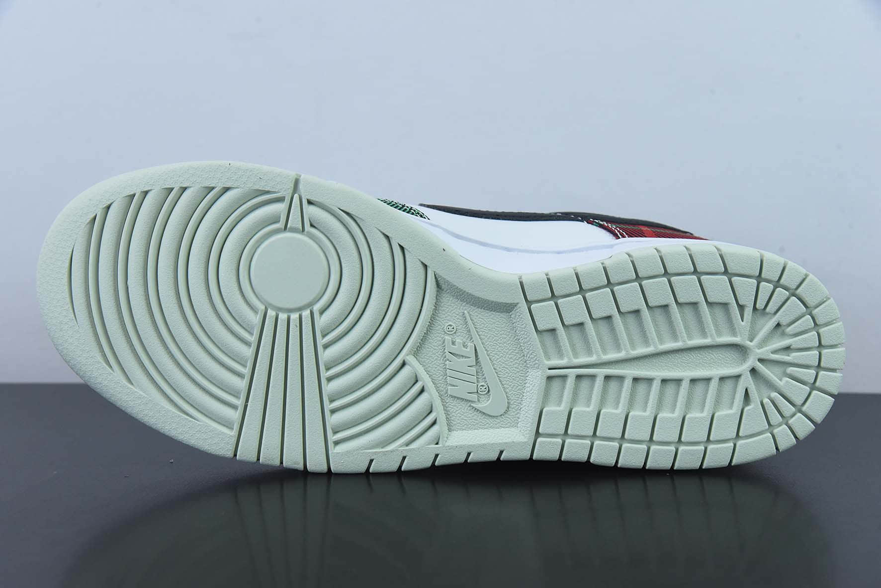 耐克Nike SB Dunk LowPlaid白绿红黑苏格兰格子扣篮系列低帮休闲运动滑板板鞋纯原版本 货号：DV0827-100