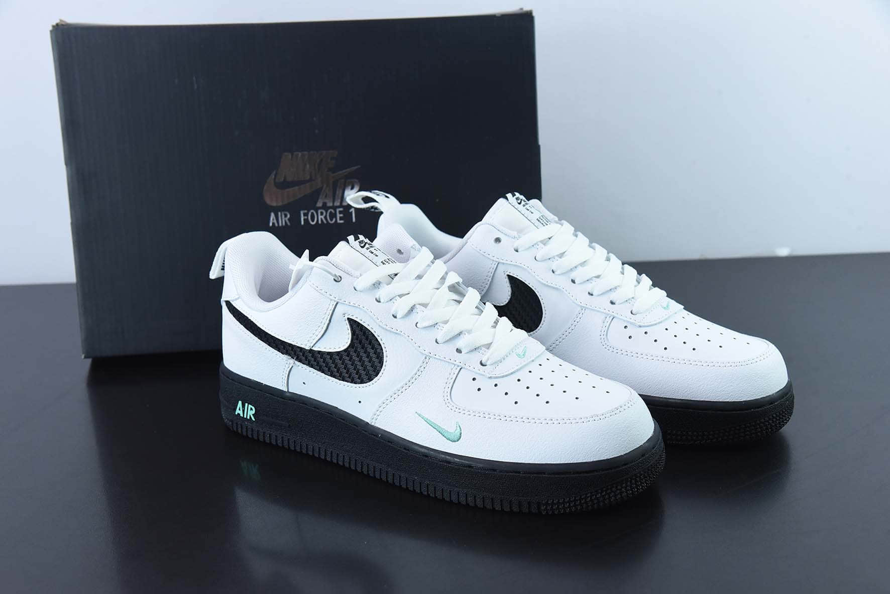 耐克Nike Air Force 1 ´07 Low “翻毛黑白小双钩空军一号低帮休闲板鞋纯原版本 货号：DR0155-100