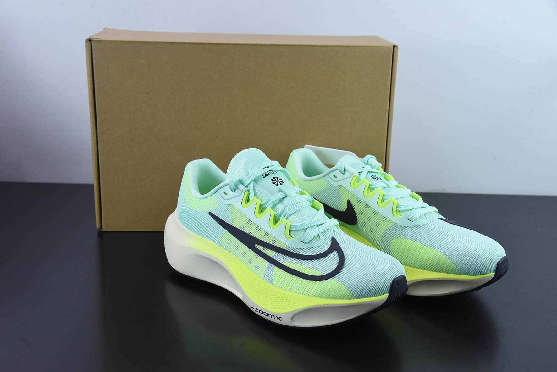耐克Nike Zoom Fly 5白绿黑超轻女子跑步鞋纯原版本 货号：DM8968-300