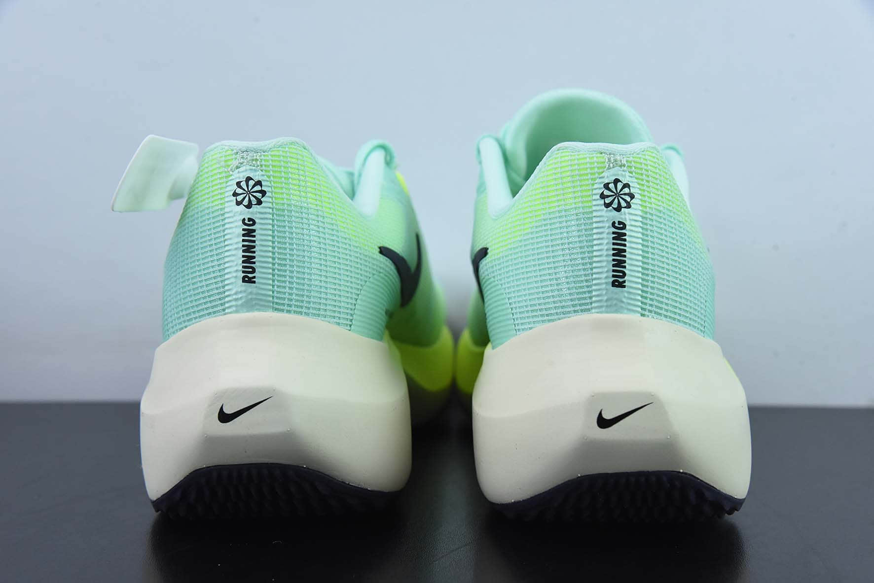耐克Nike Zoom Fly 5白绿黑超轻女子跑步鞋纯原版本 货号：DM8968-300