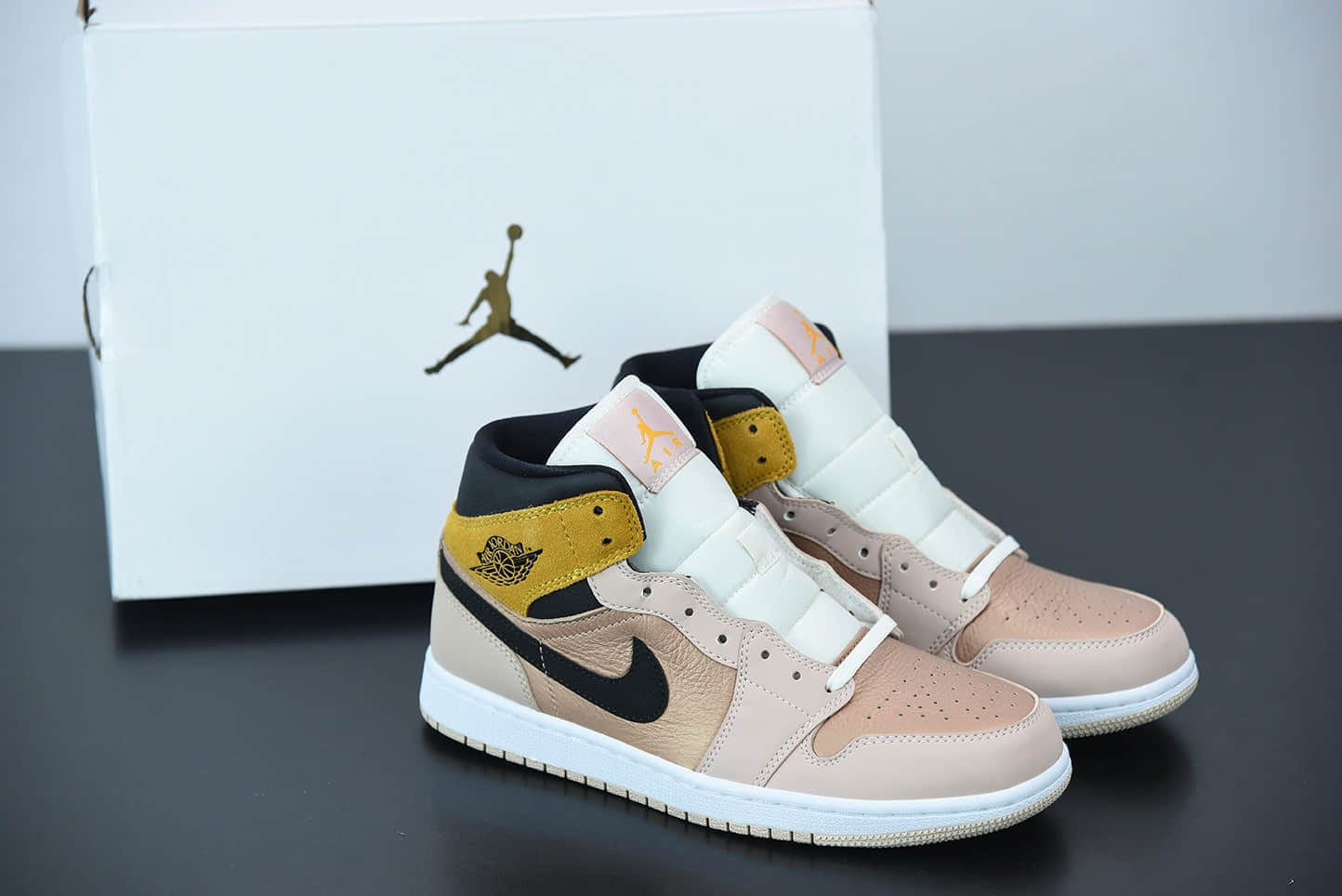 乔丹Air Jordan 1 Mid 淡粉橘中帮篮球鞋纯原版本 货号：DD2224 -200