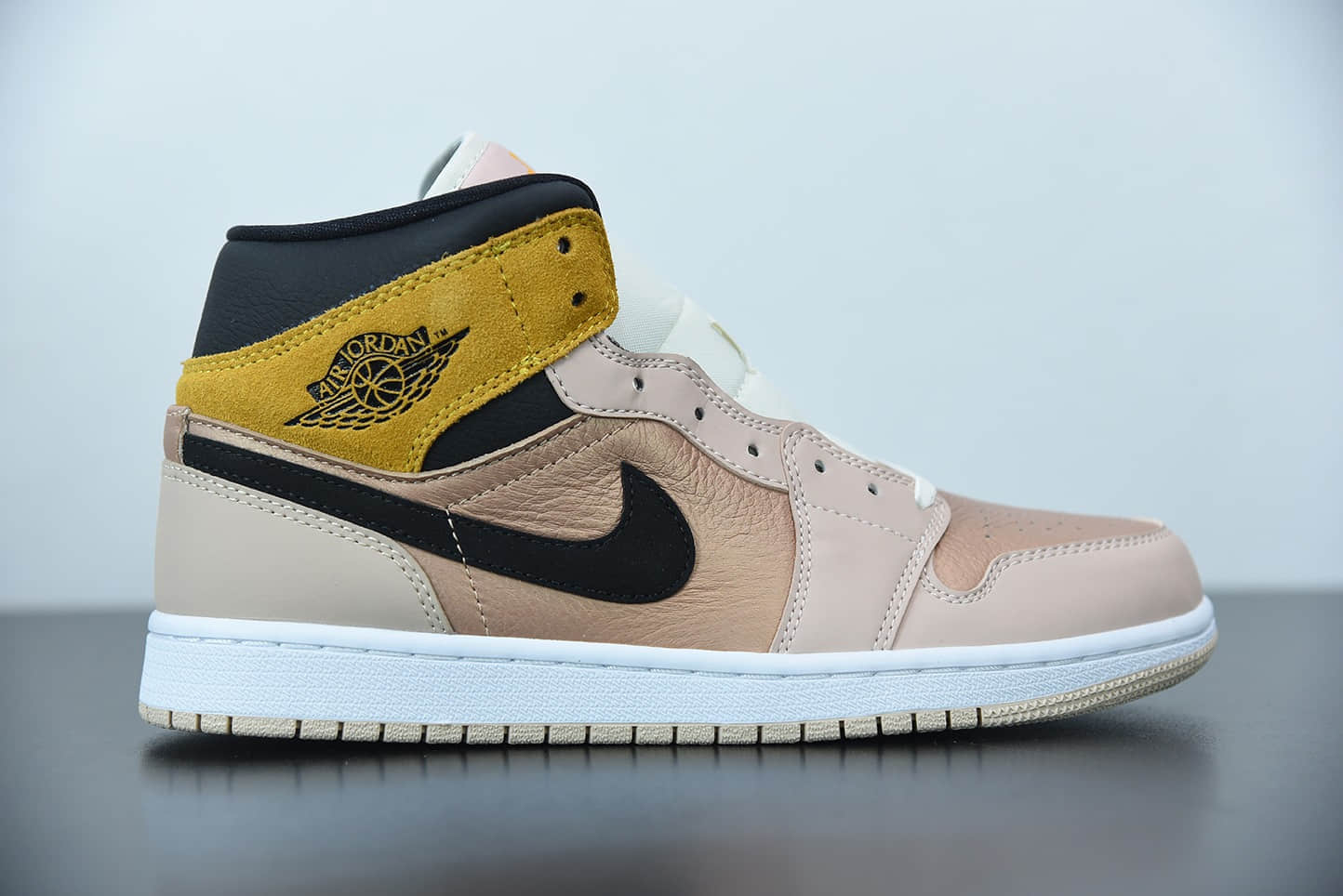 乔丹Air Jordan 1 Mid 淡粉橘中帮篮球鞋纯原版本 货号：DD2224 -200