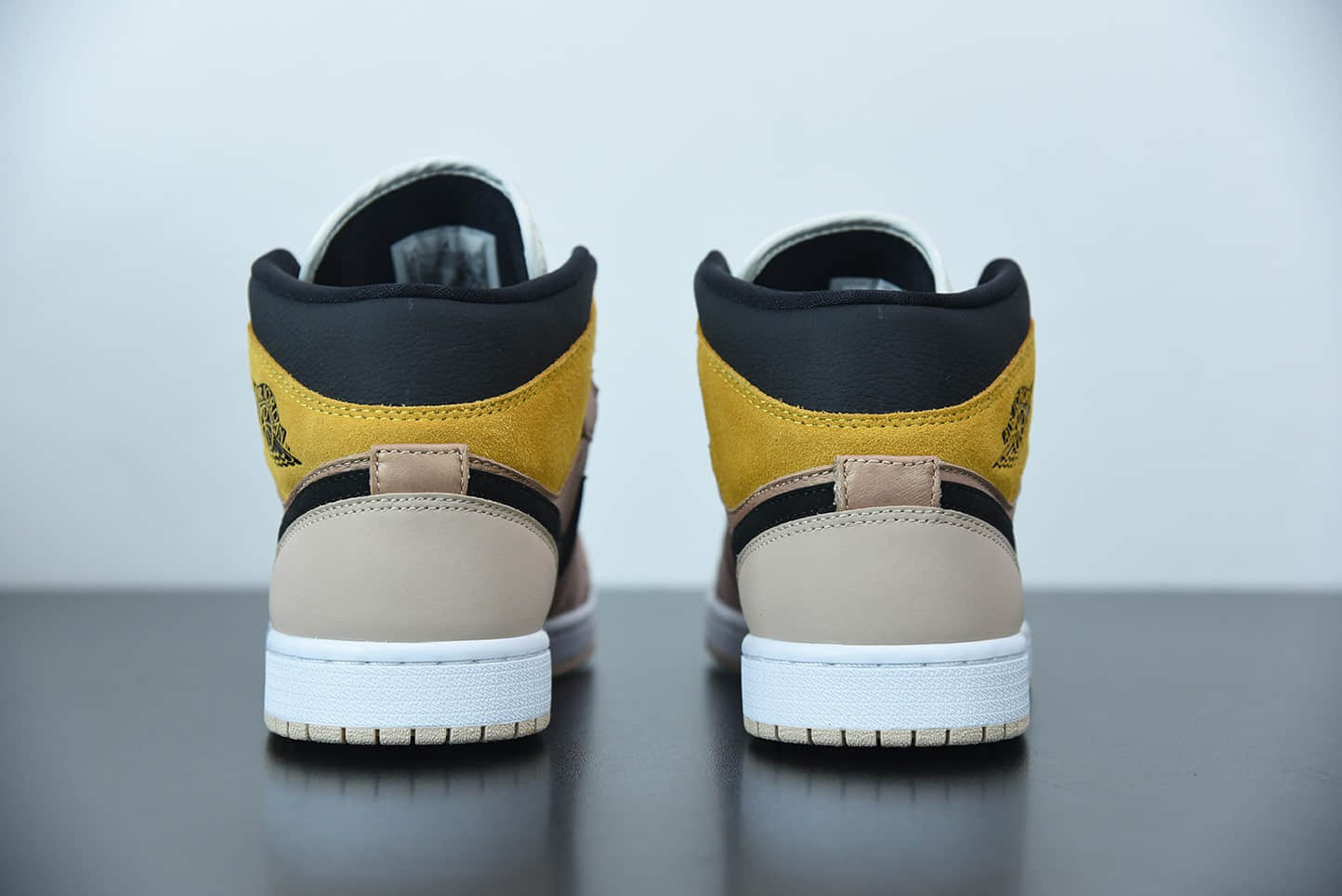 乔丹Air Jordan 1 Mid 淡粉橘中帮篮球鞋纯原版本 货号：DD2224 -200