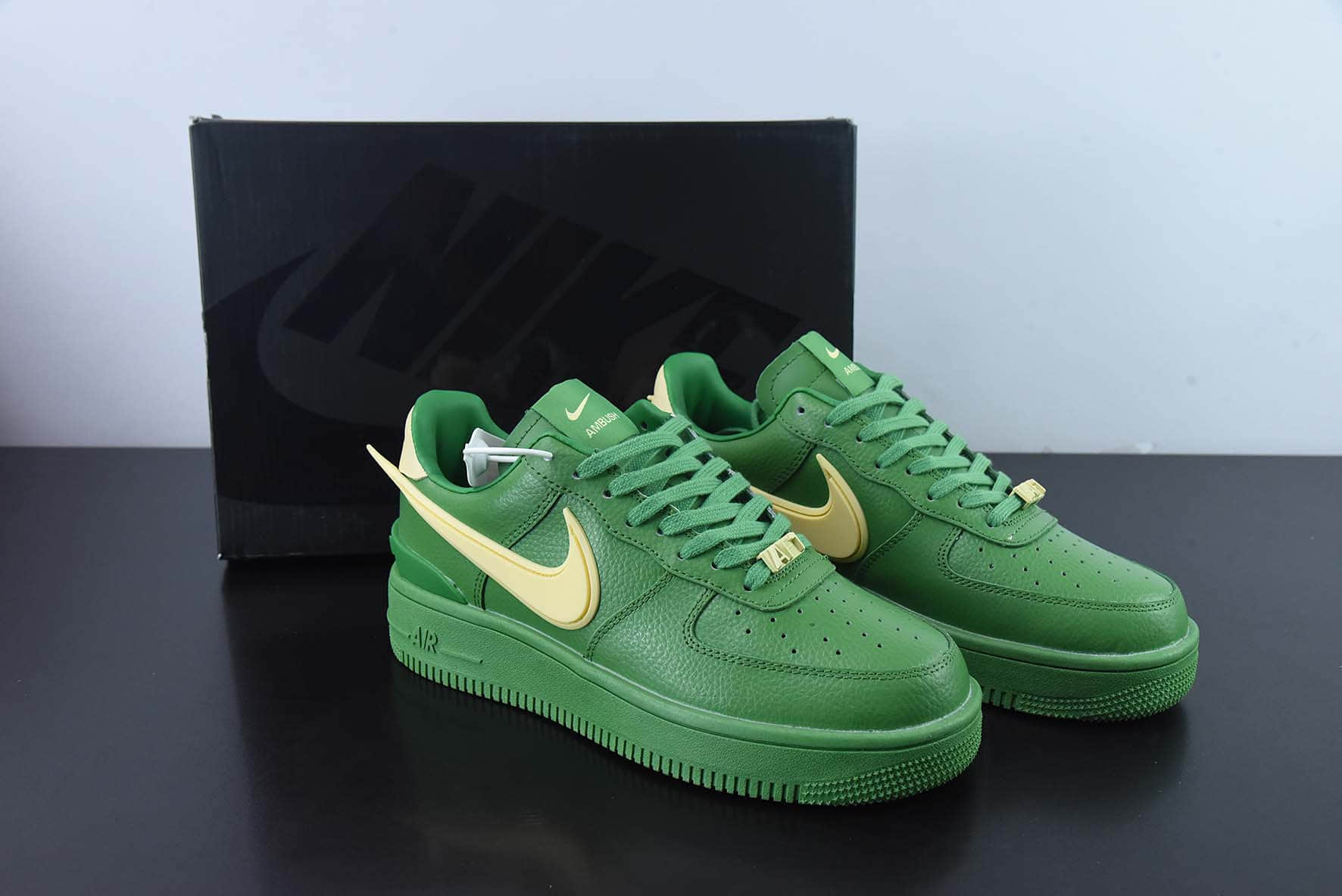 耐克Nike AMBUSH x Nike Air Force 1 Low SPPine GreenAmbush联名款黄绿大钩空军一号低帮休闲板鞋纯原版本 货号：DV3464-300