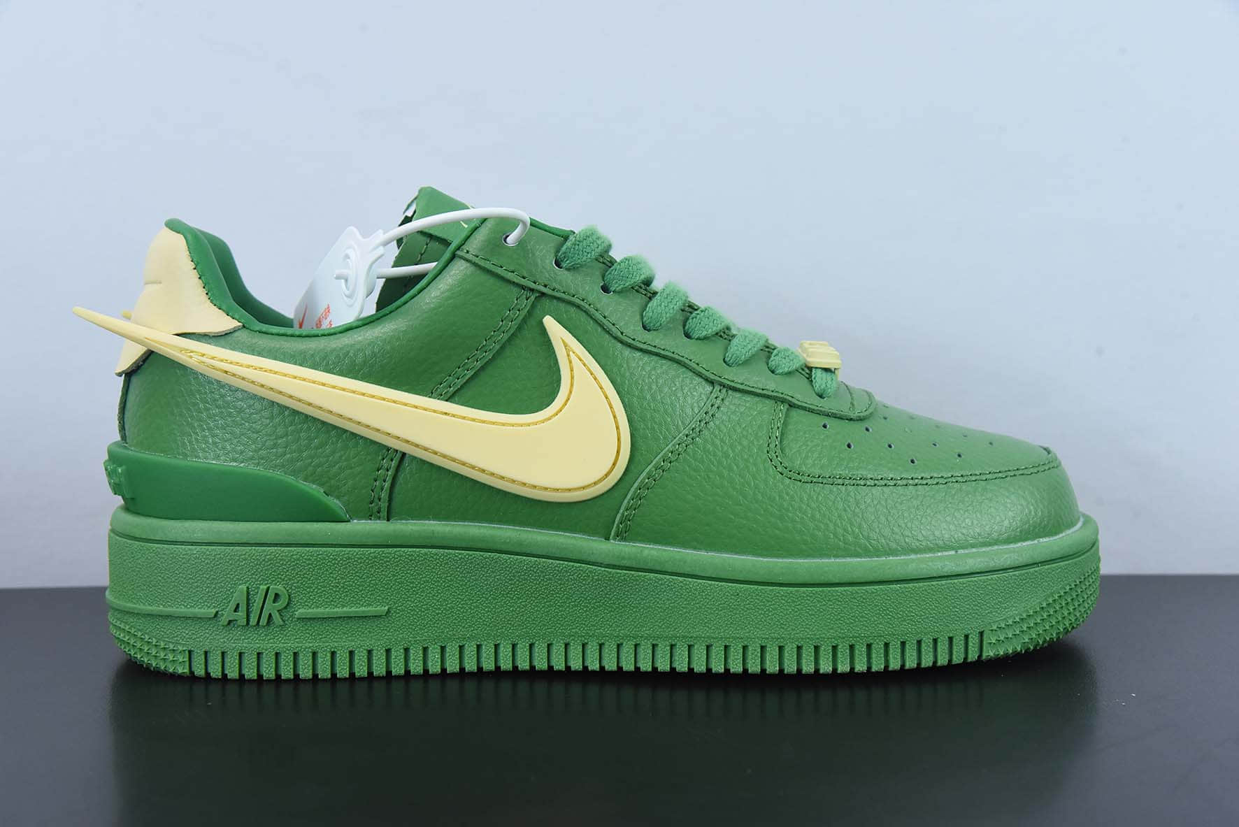 耐克Nike AMBUSH x Nike Air Force 1 Low SPPine GreenAmbush联名款黄绿大钩空军一号低帮休闲板鞋纯原版本 货号：DV3464-300