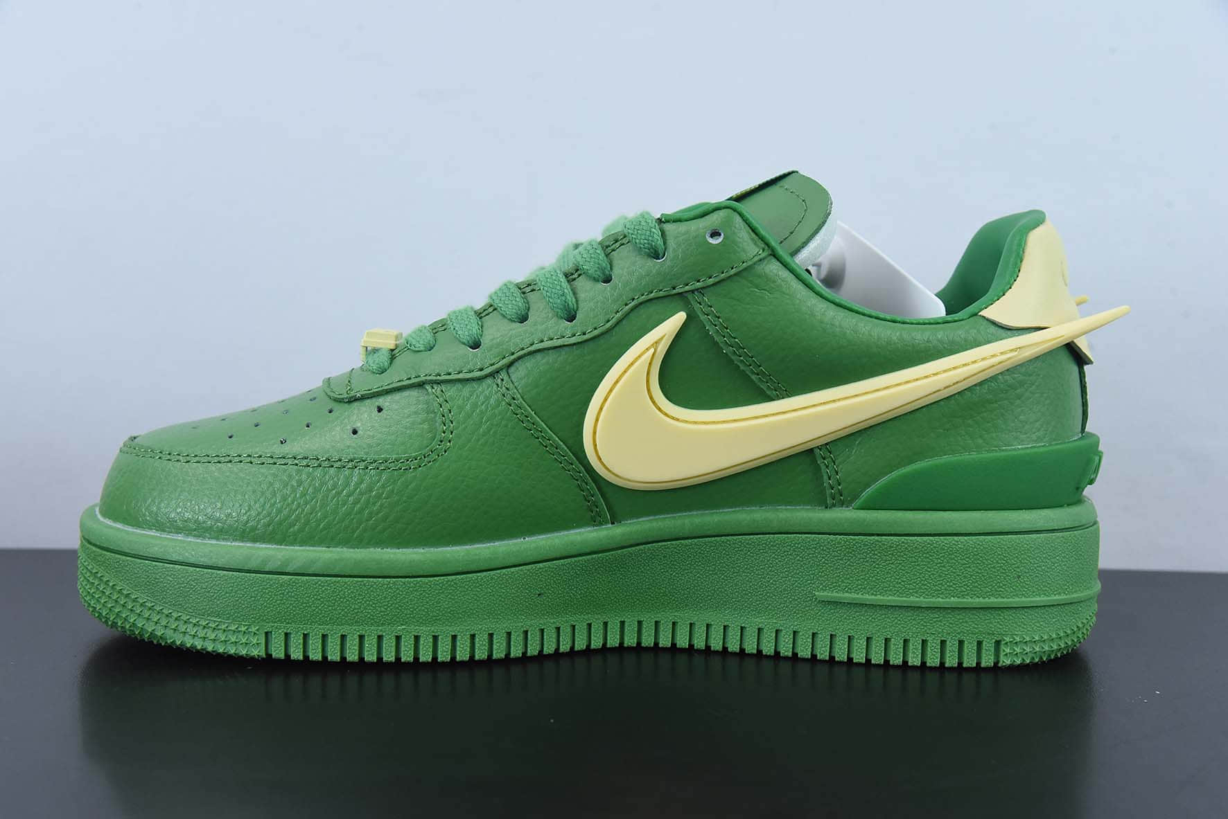 耐克Nike AMBUSH x Nike Air Force 1 Low SPPine GreenAmbush联名款黄绿大钩空军一号低帮休闲板鞋纯原版本 货号：DV3464-300