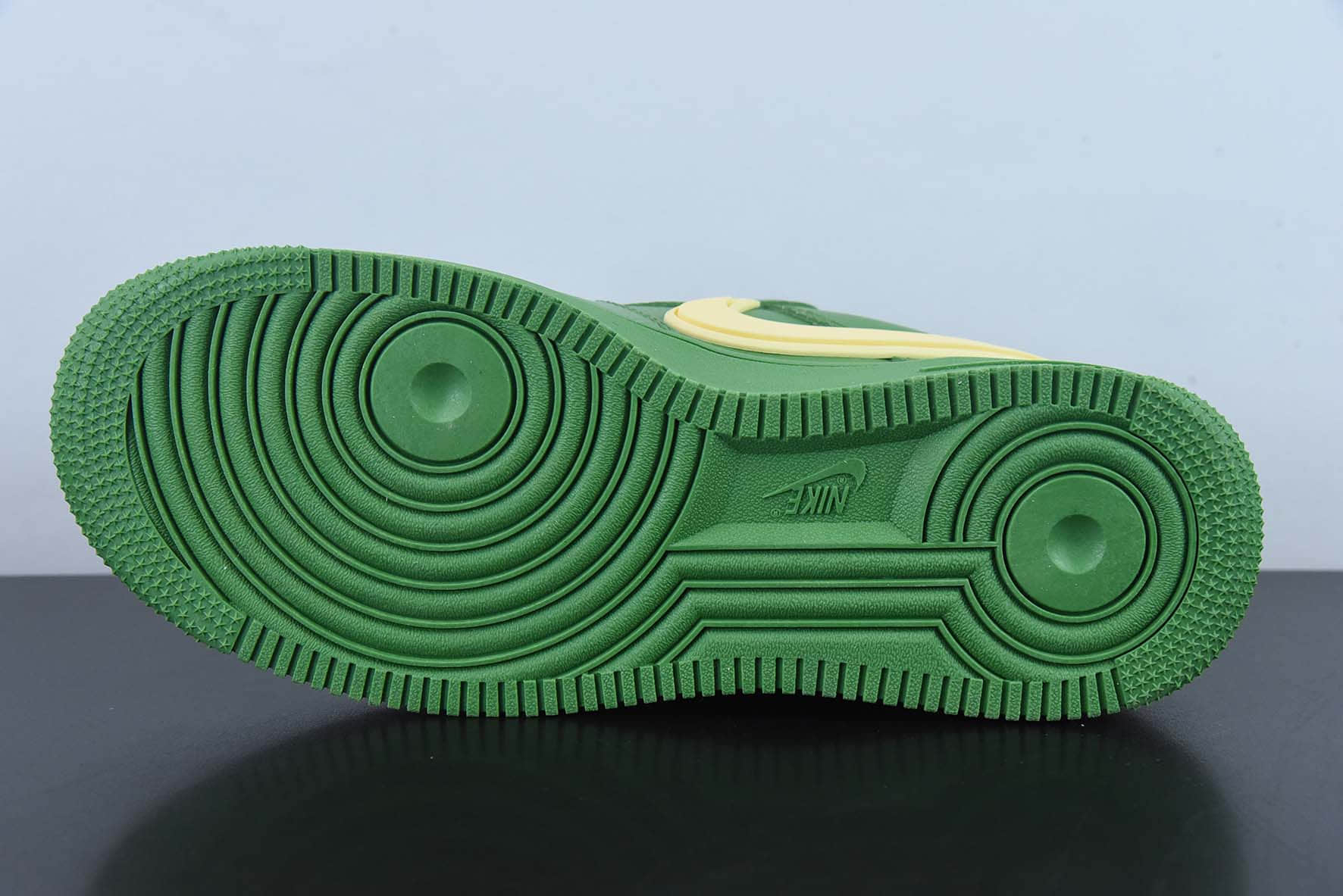 耐克Nike AMBUSH x Nike Air Force 1 Low SPPine GreenAmbush联名款黄绿大钩空军一号低帮休闲板鞋纯原版本 货号：DV3464-300