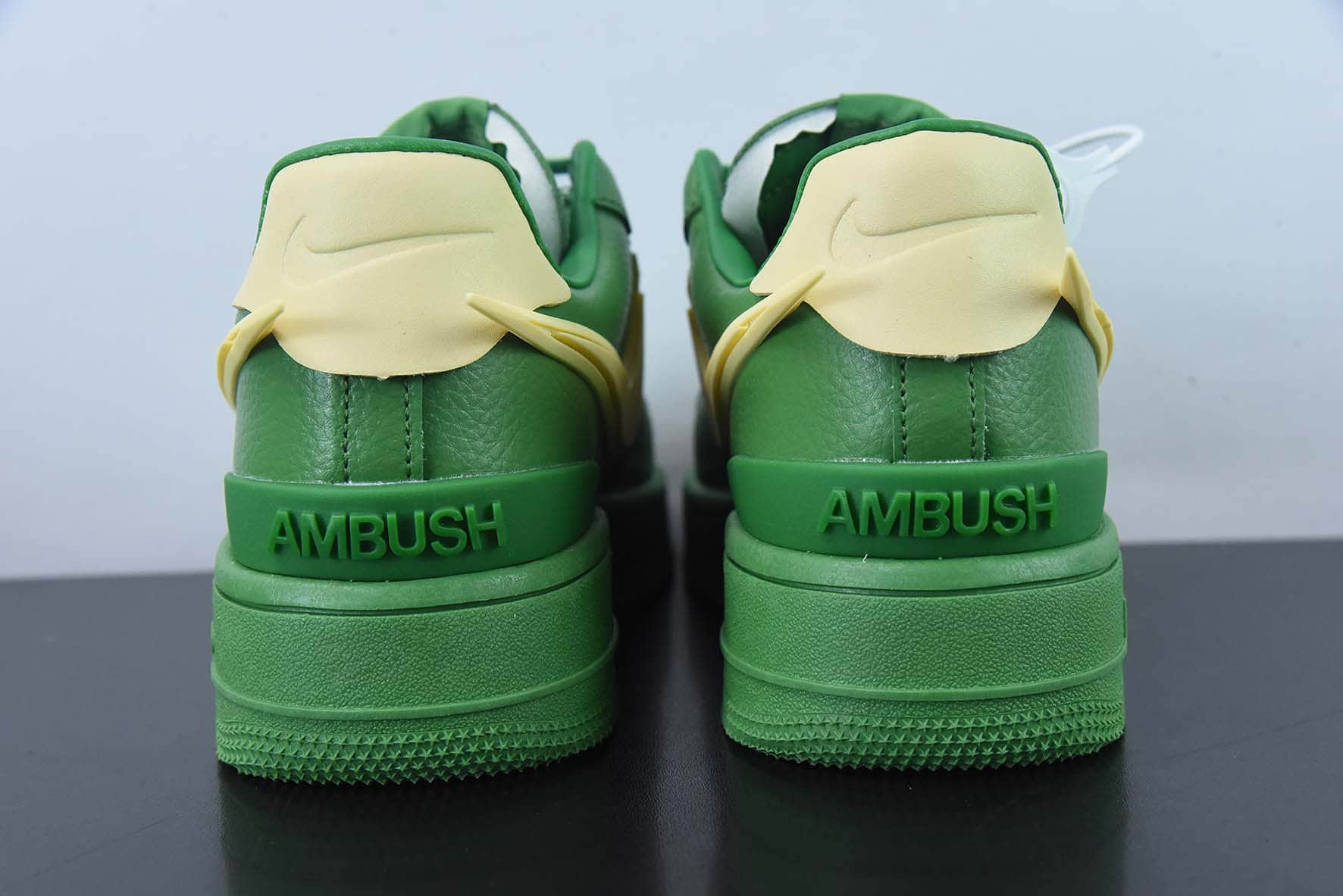 耐克Nike AMBUSH x Nike Air Force 1 Low SPPine GreenAmbush联名款黄绿大钩空军一号低帮休闲板鞋纯原版本 货号：DV3464-300