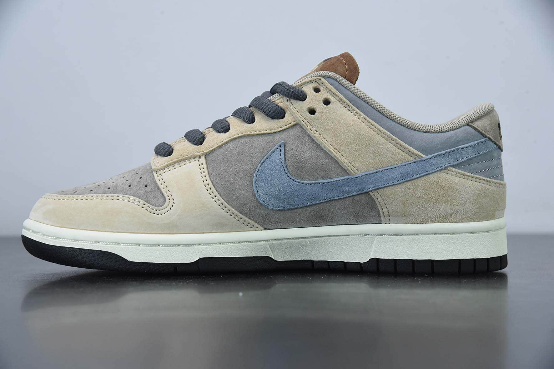 耐克Nike SB Dunk Low 大友克洋联名款麂皮卡其灰蓝SB低帮休闲滑板鞋纯原版本 货号：CV1026-052
