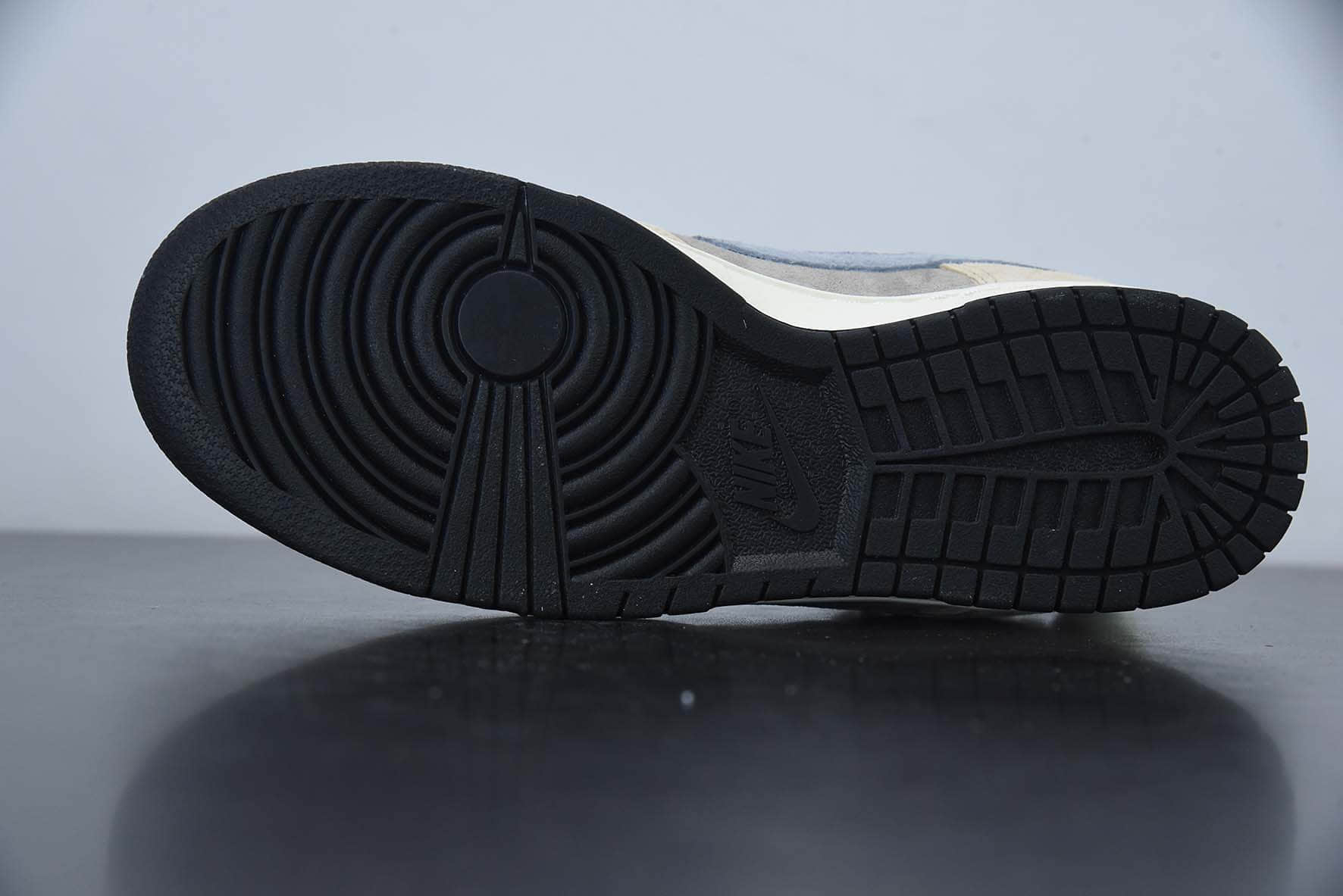 耐克Nike SB Dunk Low 大友克洋联名款麂皮卡其灰蓝SB低帮休闲滑板鞋纯原版本 货号：CV1026-052