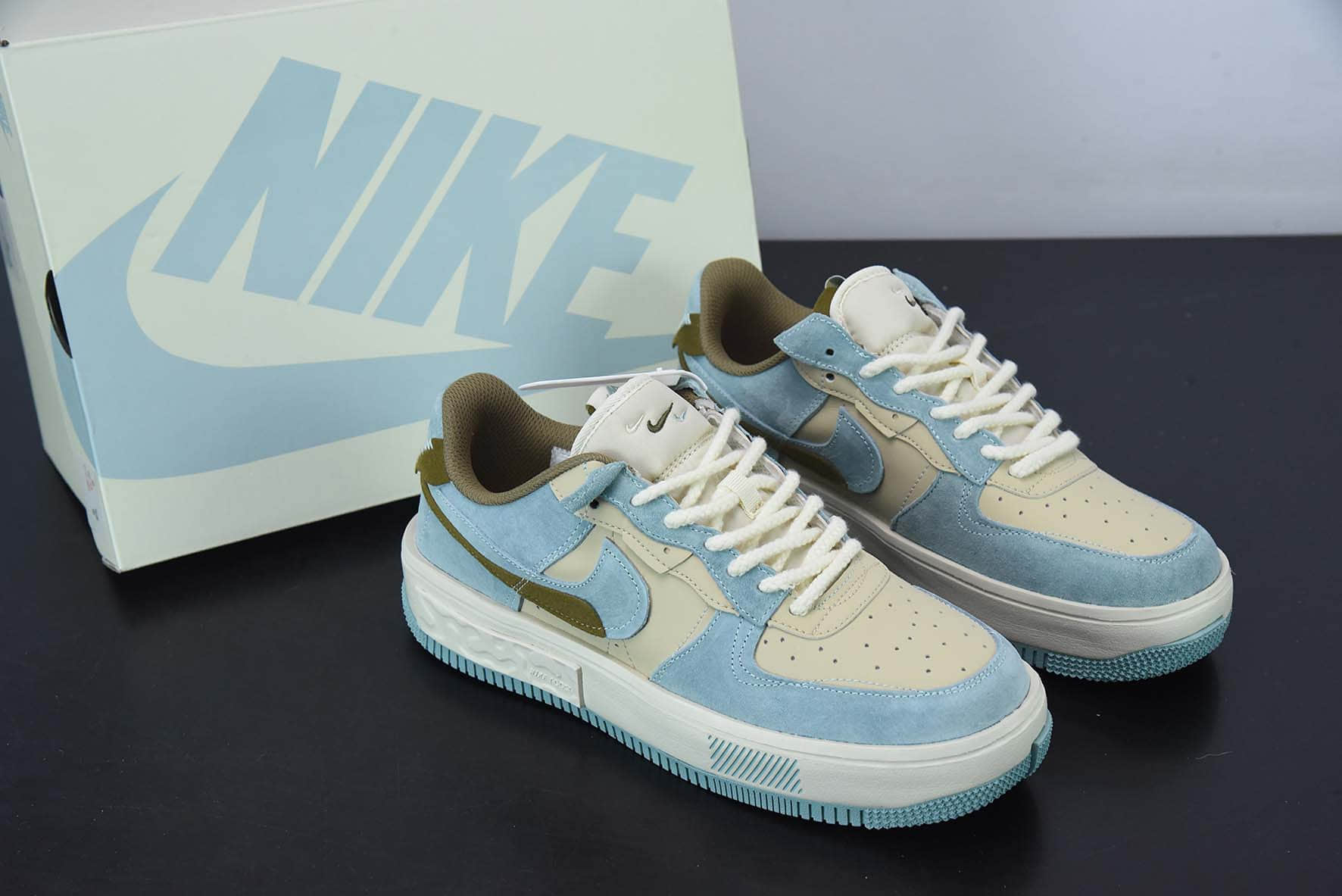 耐克Nike Wmns Air Force 1 FontankaWater BlueBeigeOlive丰塔卡系列空军一号水蓝米棕橄榄绿错位解构休闲板鞋纯原版本 货号：CW6688-805