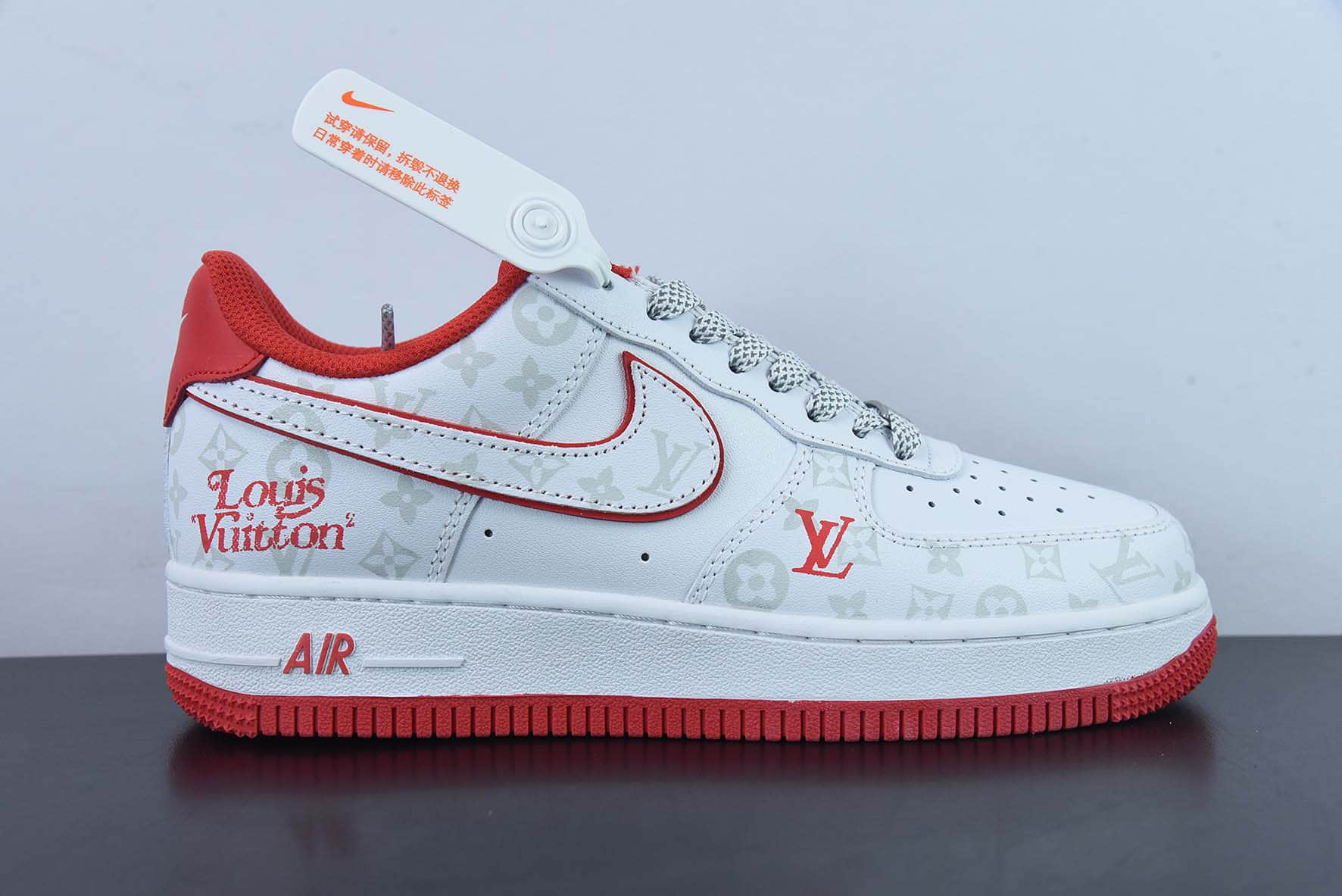 耐克Nike LV x NK Air Force 1 07 LV8WhiteDark GreyLV MonogramLV联名老花白红空军一号低帮休闲板鞋纯原版本 货号：DR9868-100